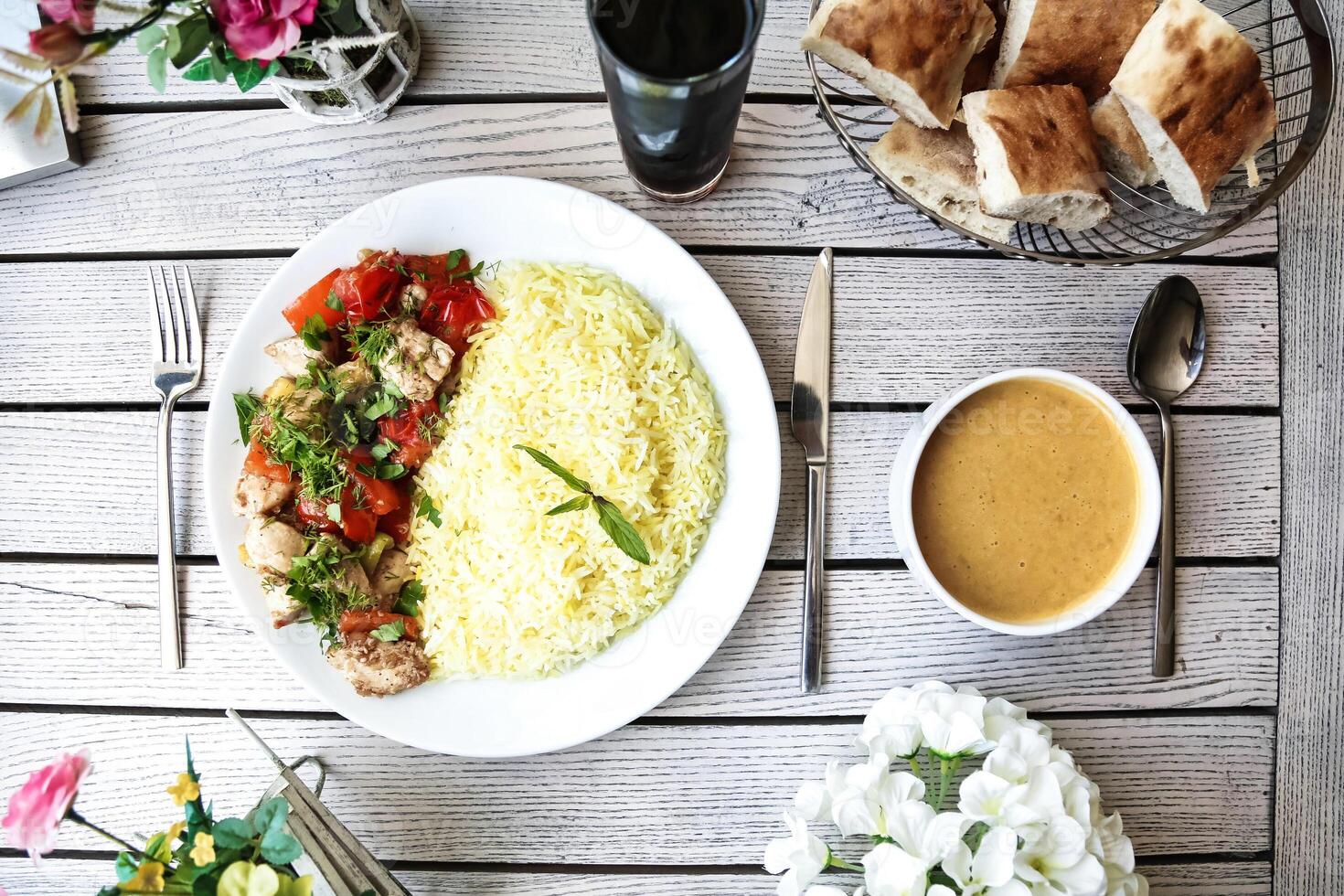 Tabelle mit sortiert Platten von Essen und Getränke foto