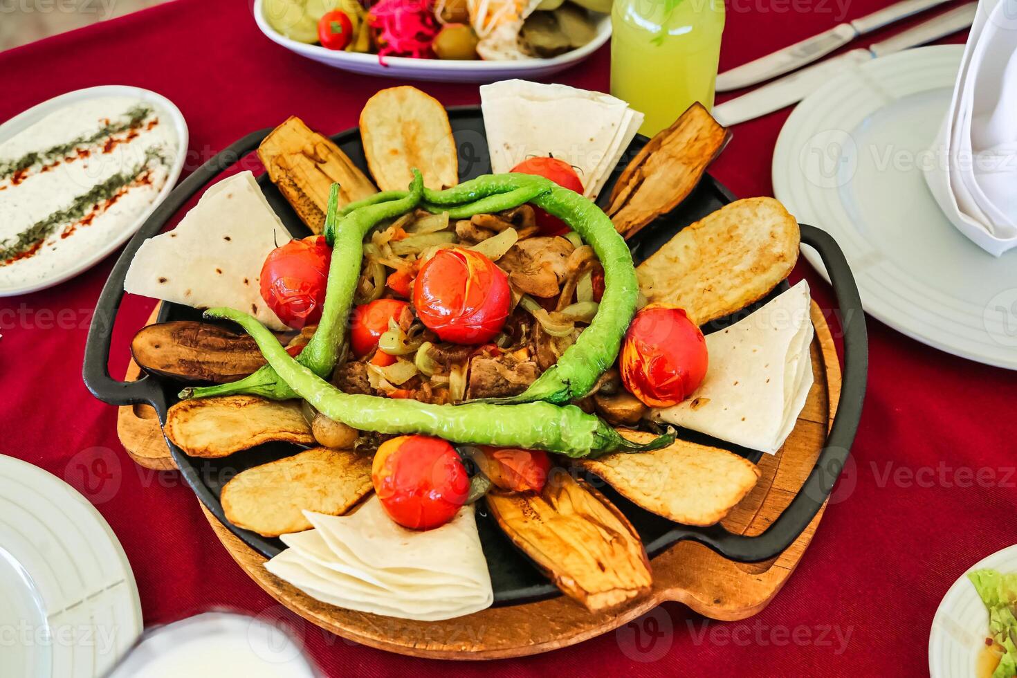 Teller von Essen auf rot Tischdecke foto