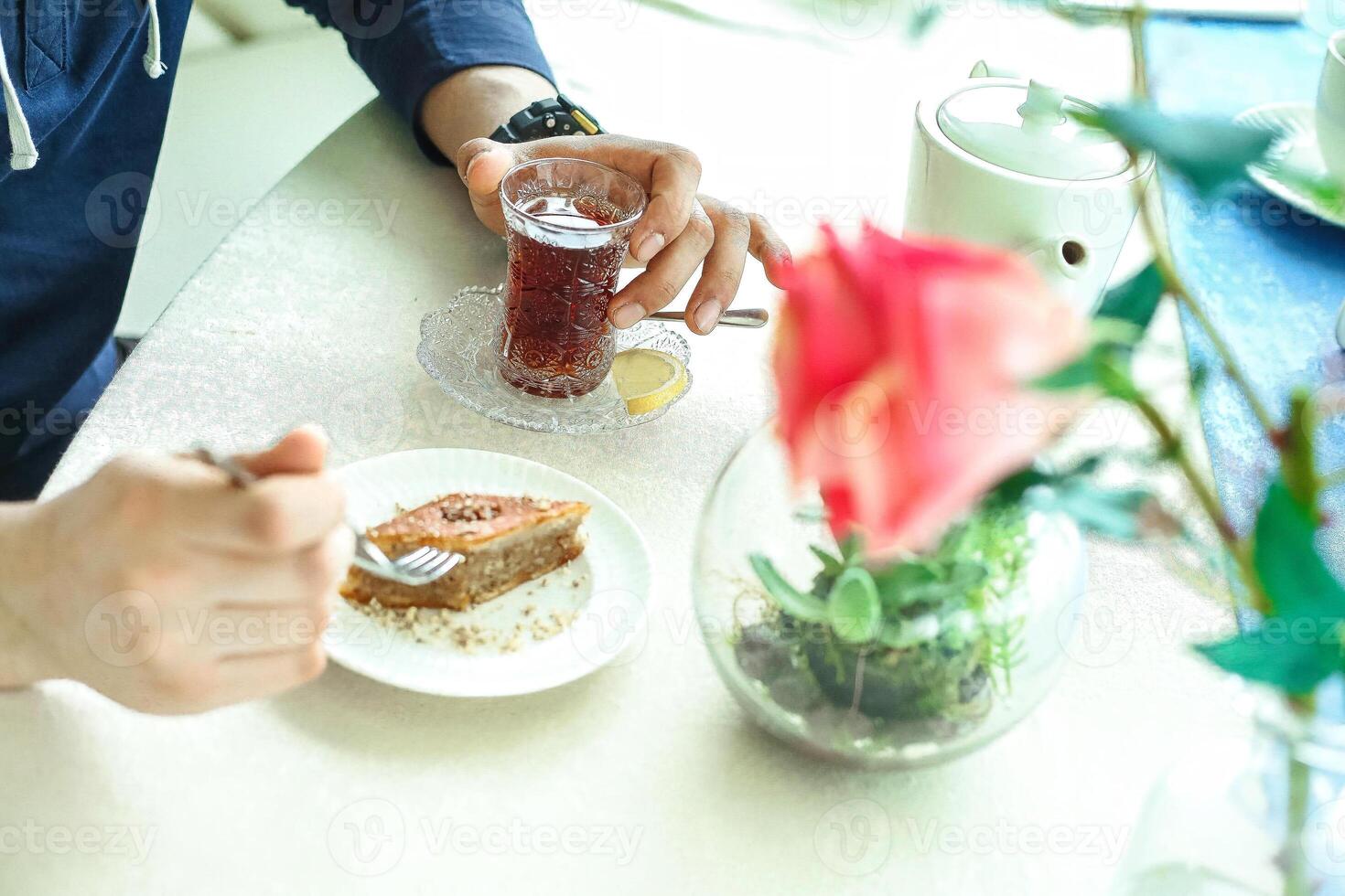 Person Sitzung beim Tabelle mit Teller von Essen foto