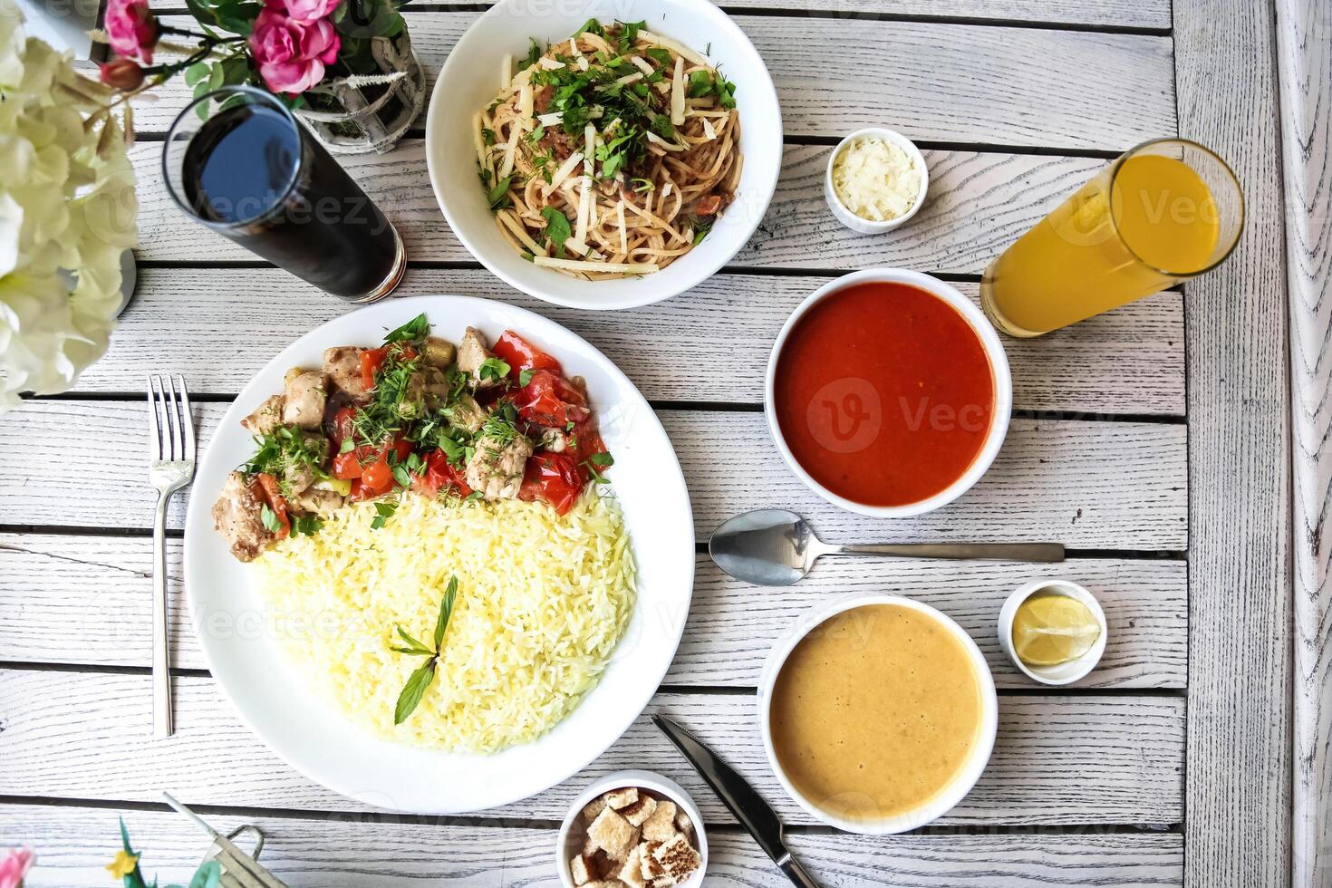 Tabelle mit sortiert Essen und Getränke beim ein Restaurant foto