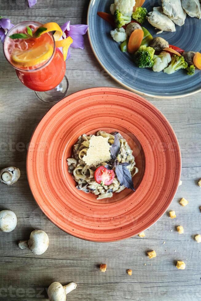 zwei Platten von Essen und ein trinken auf ein Tabelle im ein Restaurant foto