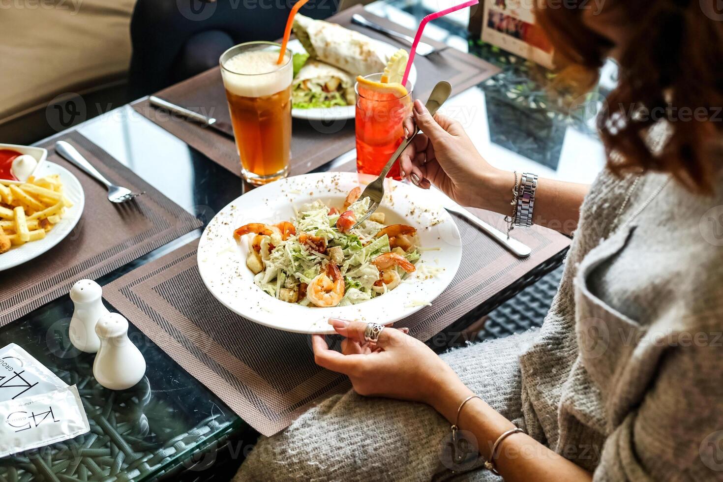 Frau genießen ein Mahlzeit beim Tabelle foto