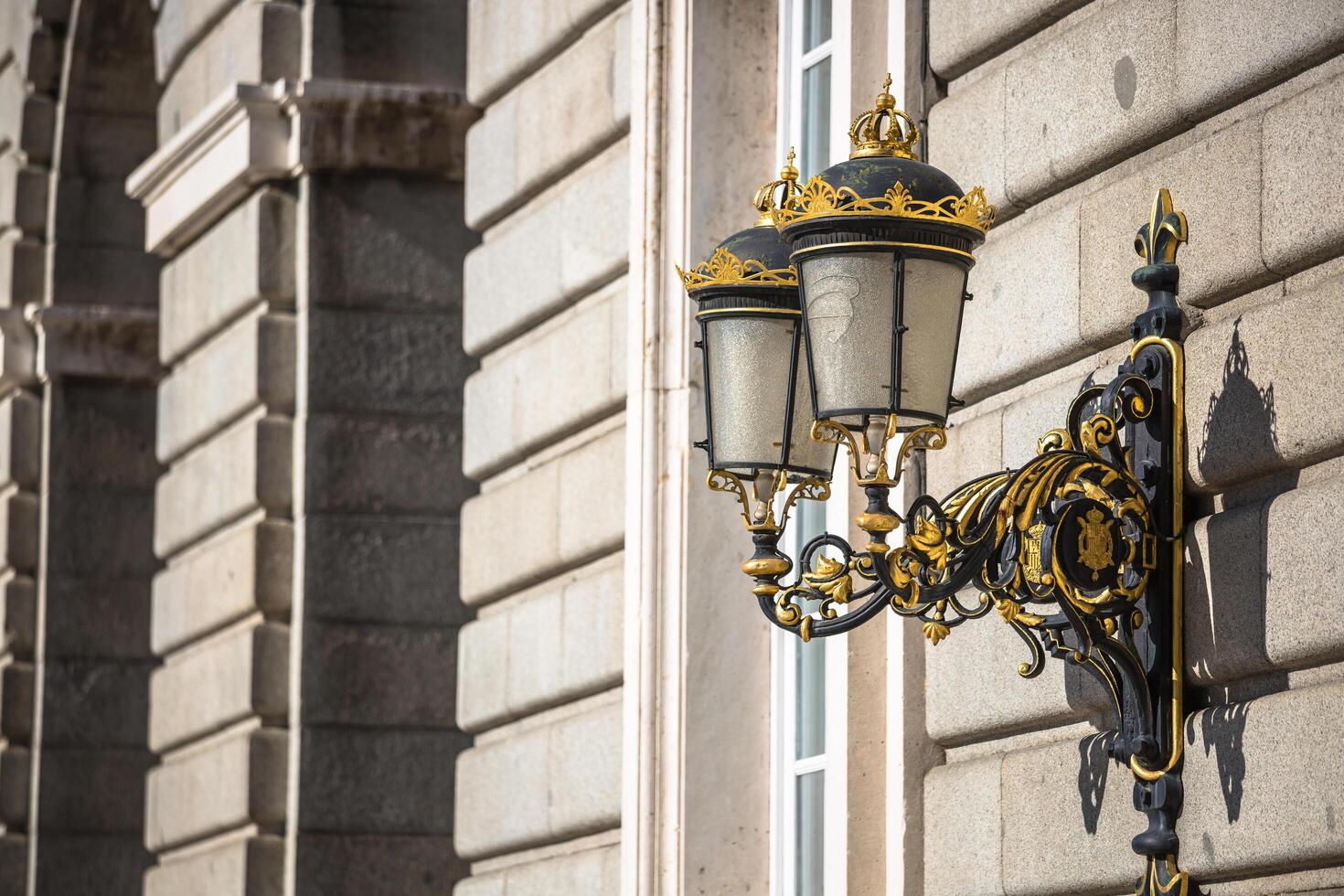 elegant Stadt Laterne in der Nähe von königlich Palast im Madrid foto