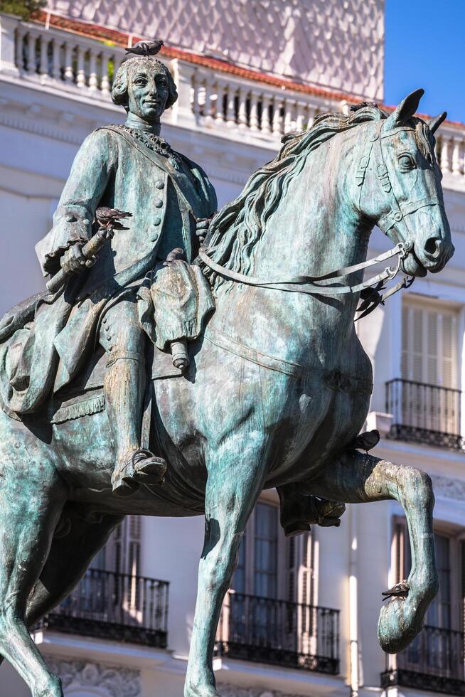 König Carlos iii Pferdesport Statue berühmt tio pepe Zeichen puerta del Sol Tor von das Sonne die meisten berühmt Platz im Madrid Spanien foto