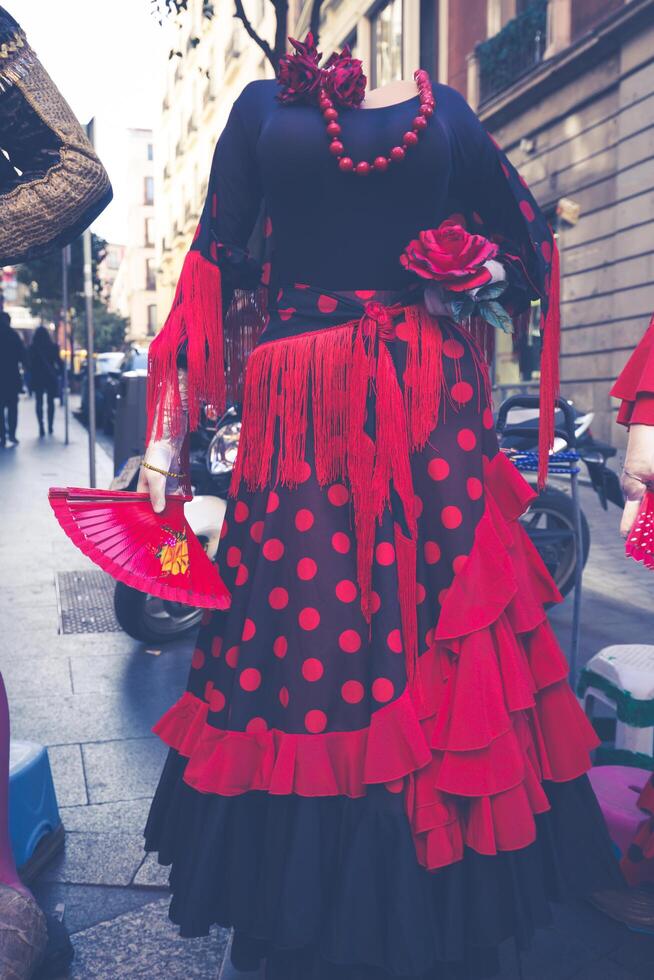 schön traditionell rot Flamenco Kleid gehängt zum Anzeige im ein Geschäft Spanien foto