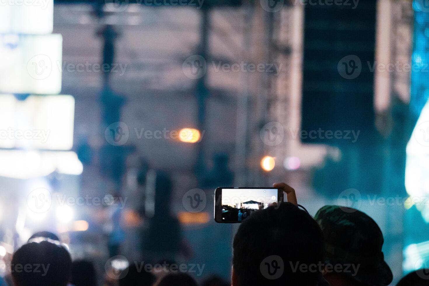 Hand mit ein Smartphone Aufzeichnungen Leben Musik- Festival, nehmen Foto von Konzert Bühne, Leben Konzert, Musik- Festival