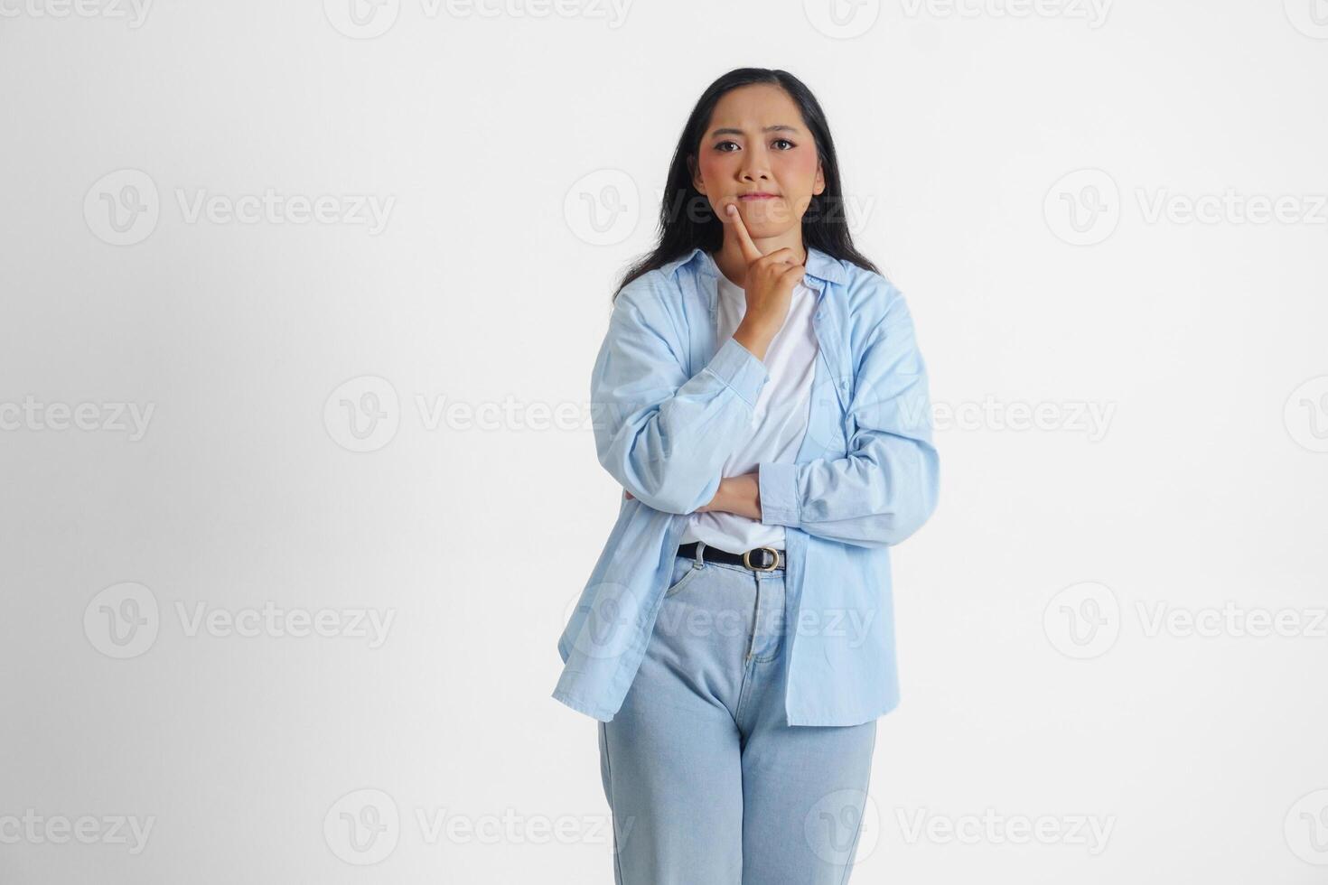 ein nachdenklich asiatisch Frau tragen Blau Hemd ist sich vorstellen ihr Gedanken, isoliert durch Weiß Hintergrund. foto