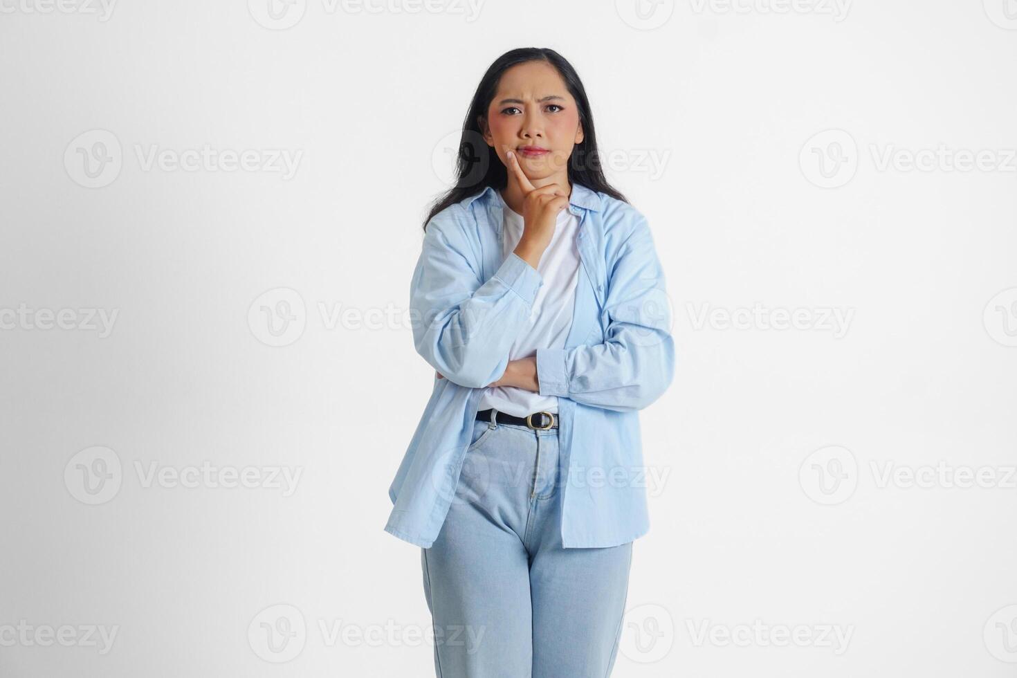 ein nachdenklich asiatisch Frau tragen Blau Hemd ist sich vorstellen ihr Gedanken, isoliert durch Weiß Hintergrund. foto