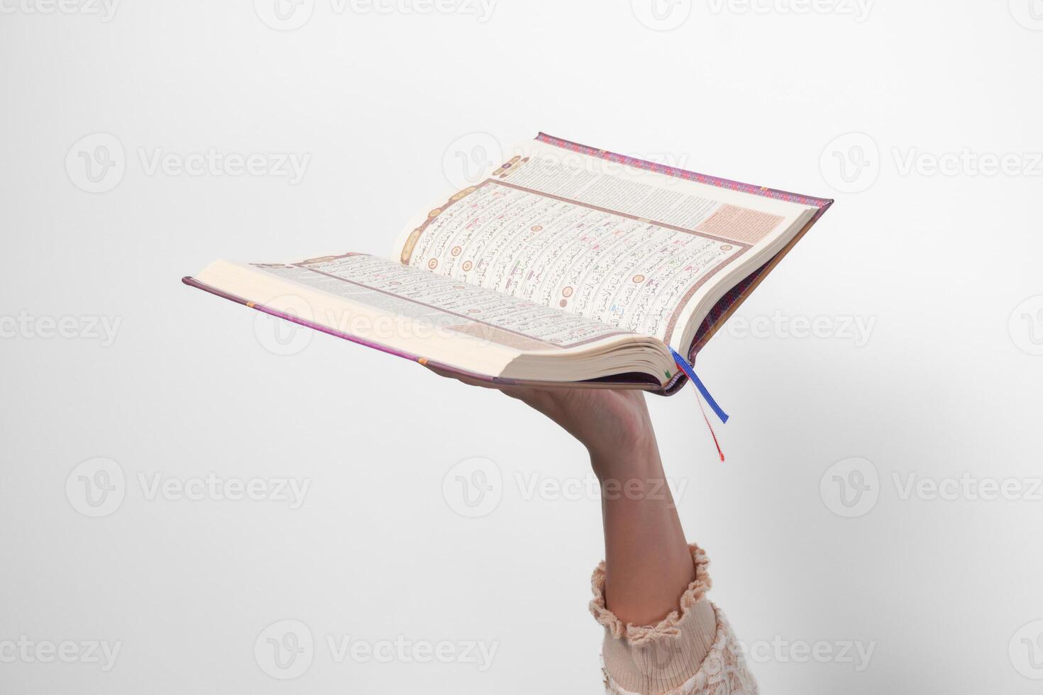 schließen oben Porträt von Muslim Frau Hand Heben oben Koran mit öffnen Buchseite, isoliert durch Weiß Hintergrund. Ramadan und eid Mubarak Konzept foto