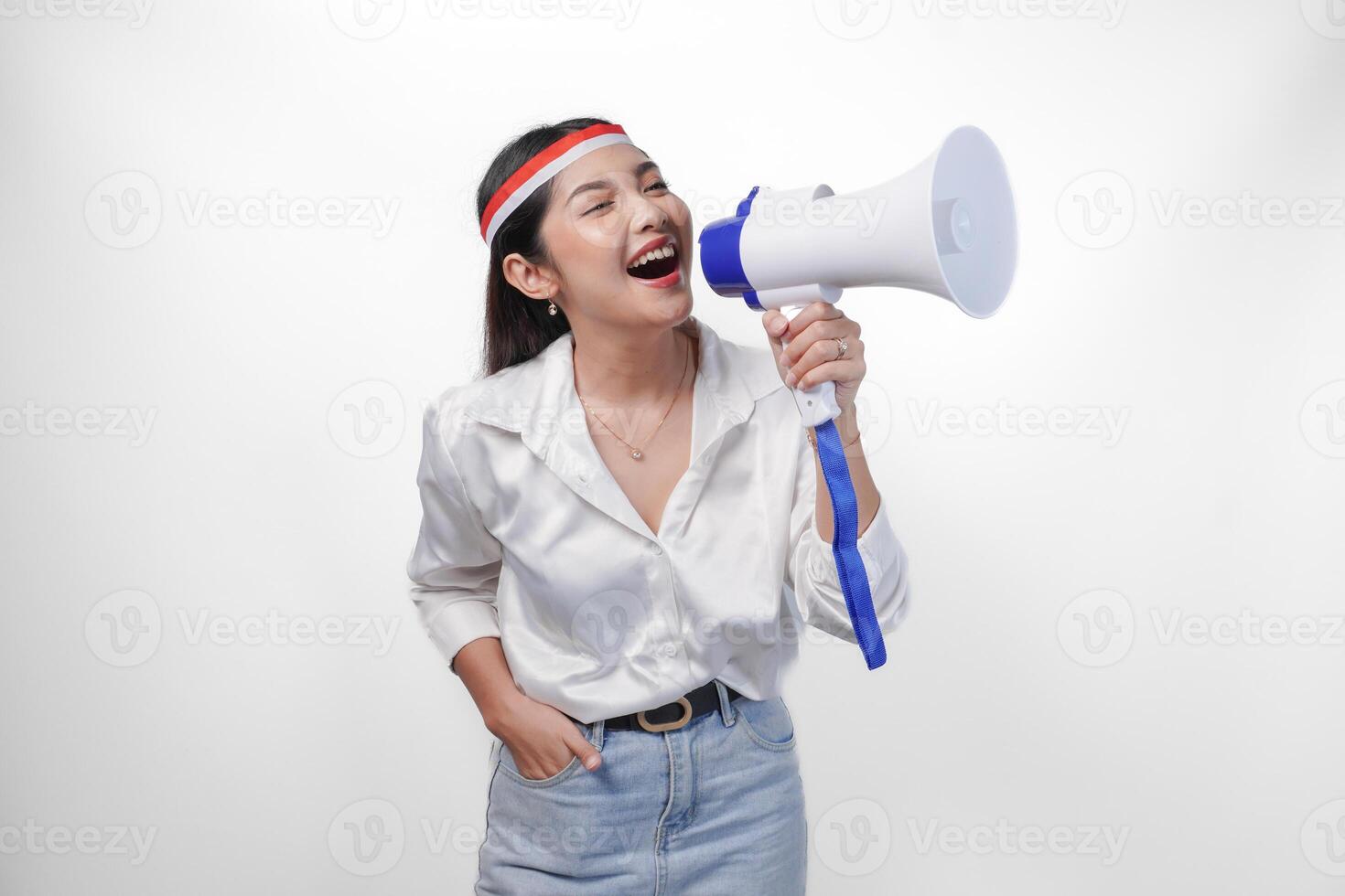 energisch asiatisch Frau im beiläufig formal Outfit tragen Land Flagge Stirnband während halten und schreien beim Megaphon, Stehen auf isoliert Weiß Hintergrund foto