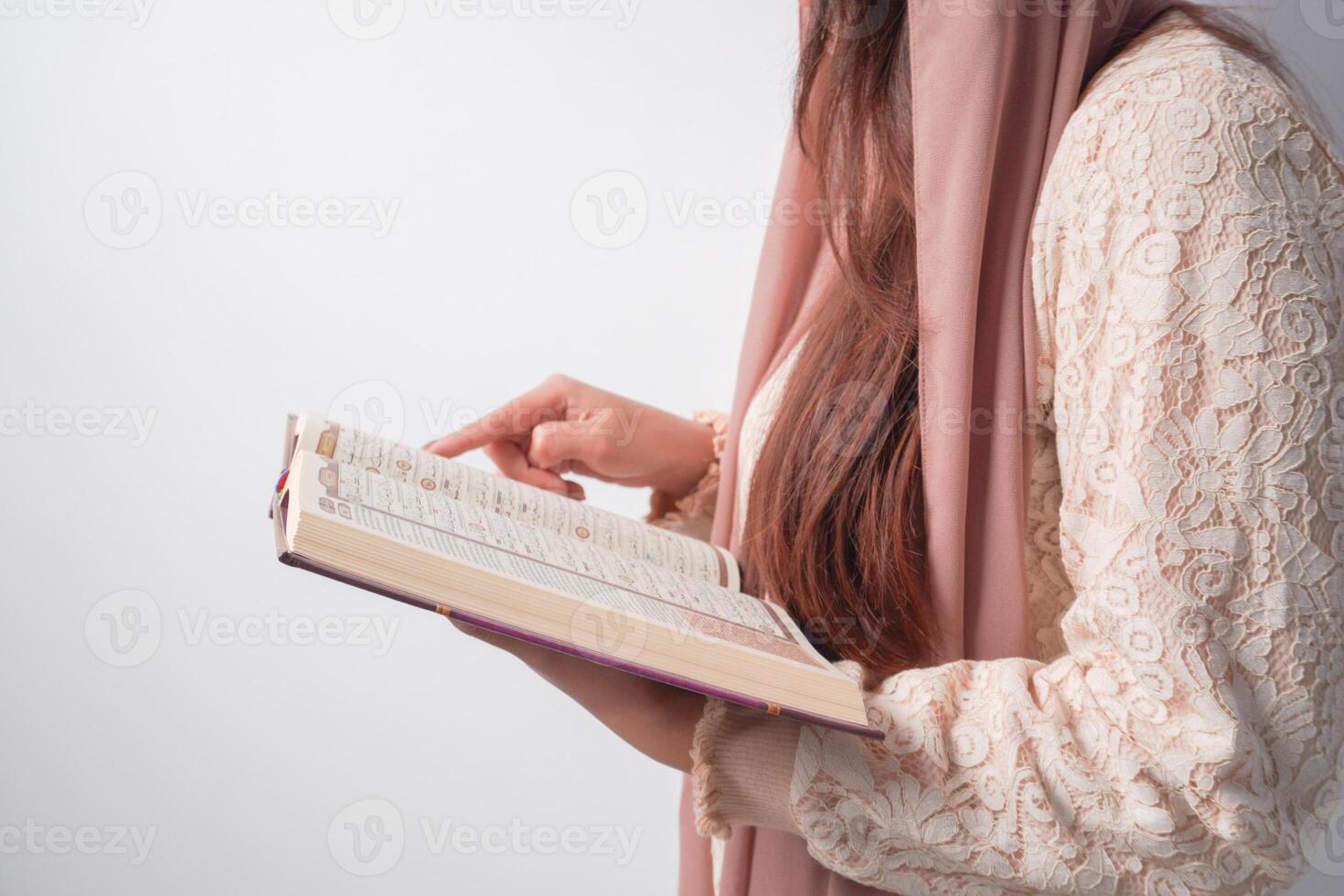 schließen oben Porträt von asiatisch Muslim Frau im Kopftuch Schleier Hijab halten und lesen al Koran Über isoliert Weiß Hintergrund. Ramadan und eid Mubarak Konzept. foto