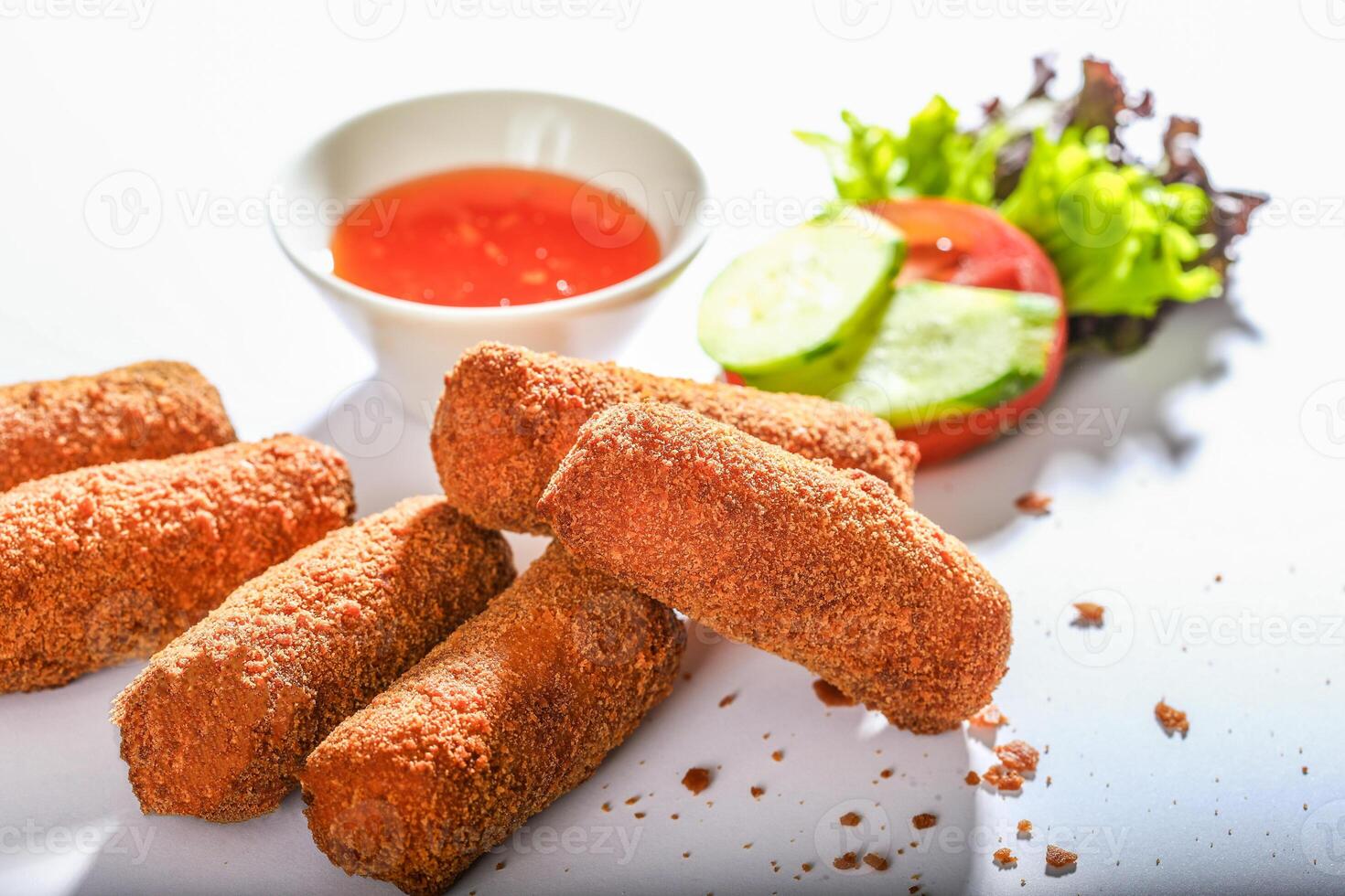 Käse Finger mit Soße und Salat serviert im ein Gericht Seite Aussicht auf grau Hintergrund foto