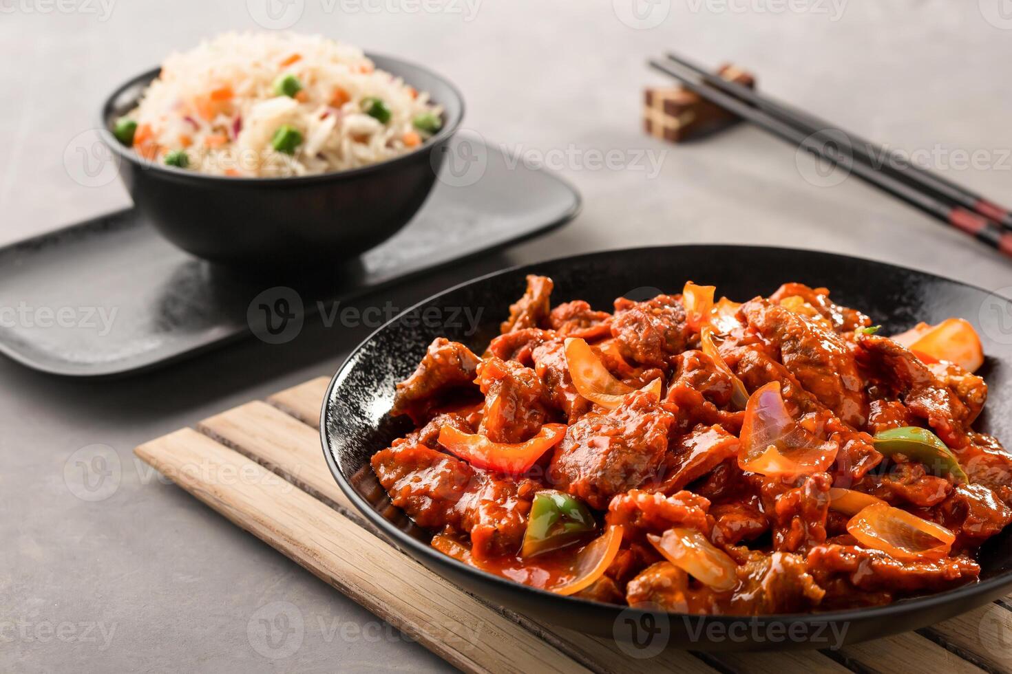 Rindfleisch mongolisch mit Gemüse gebraten Reis und Essstäbchen serviert im Gericht isoliert auf Hintergrund oben Aussicht von Chinesisch Essen foto