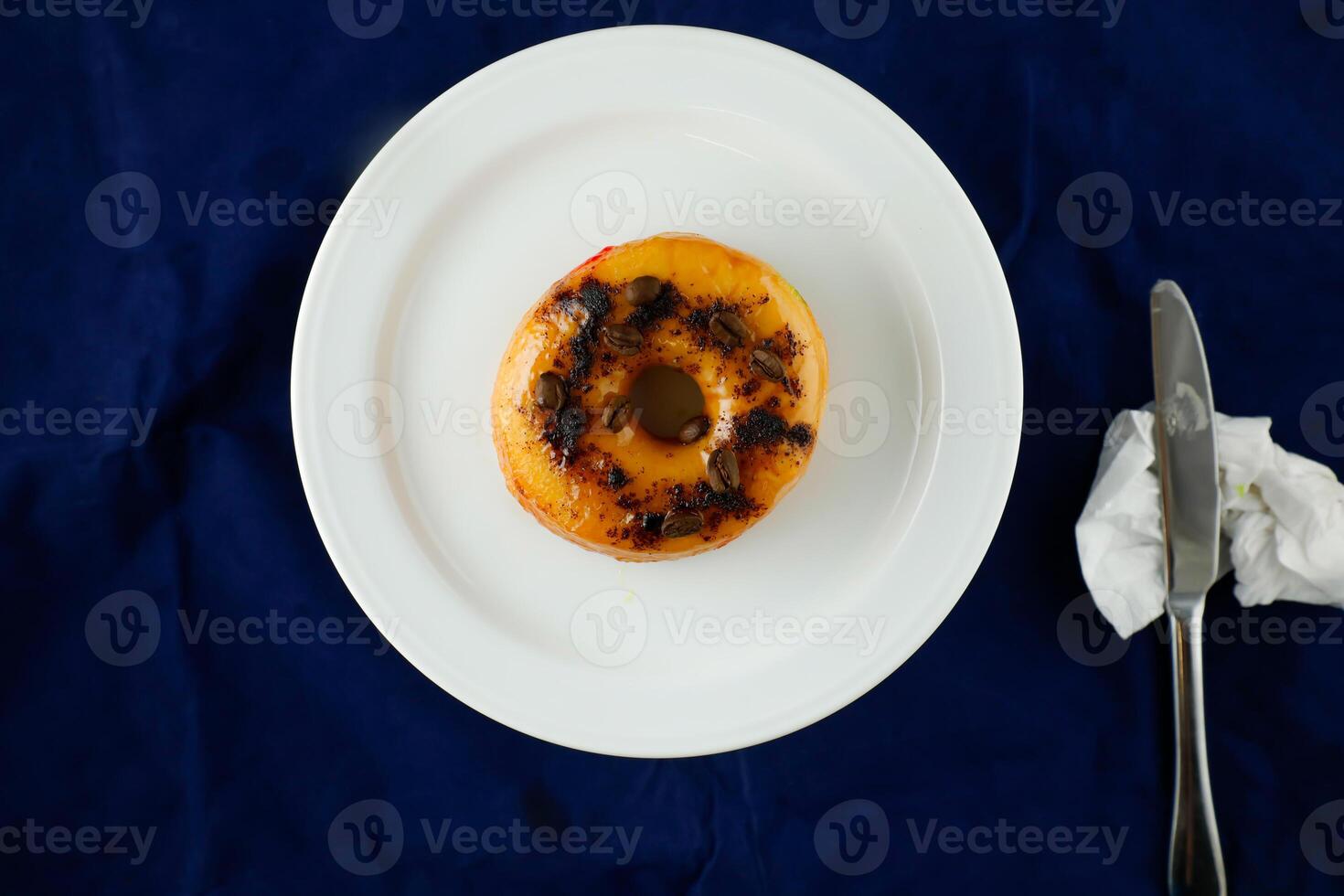 Mochaccino Krapfen oder Mokka serviert im Teller isoliert auf Blau Hintergrund oben Aussicht von gebacken Frühstück Essen foto