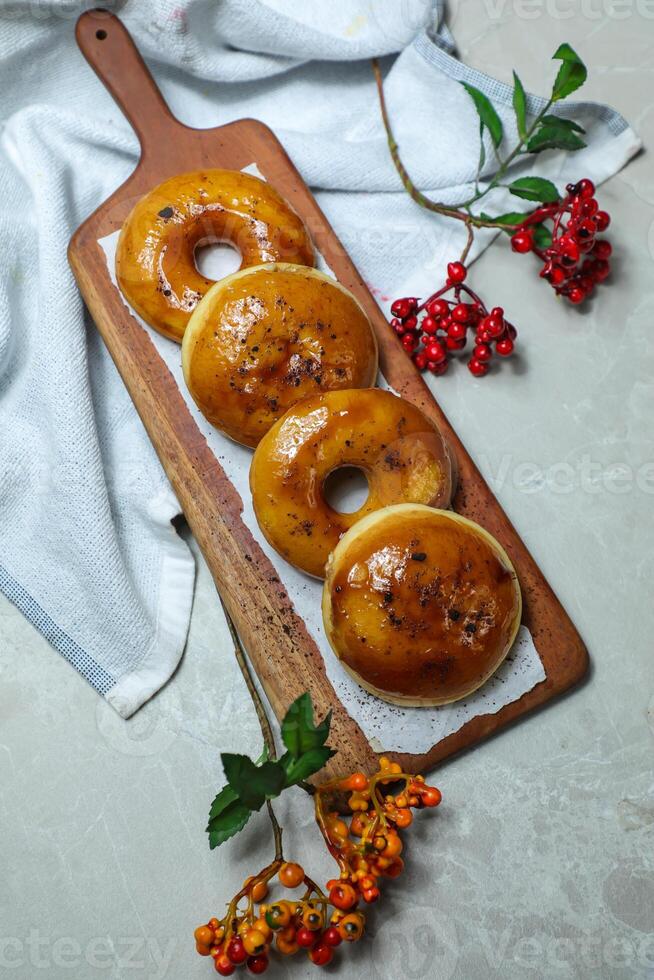 Mochaccino Donuts oder Mokka Belag isoliert hölzern Tablett Seite Aussicht von gebacken Artikel Frühstück Essen foto