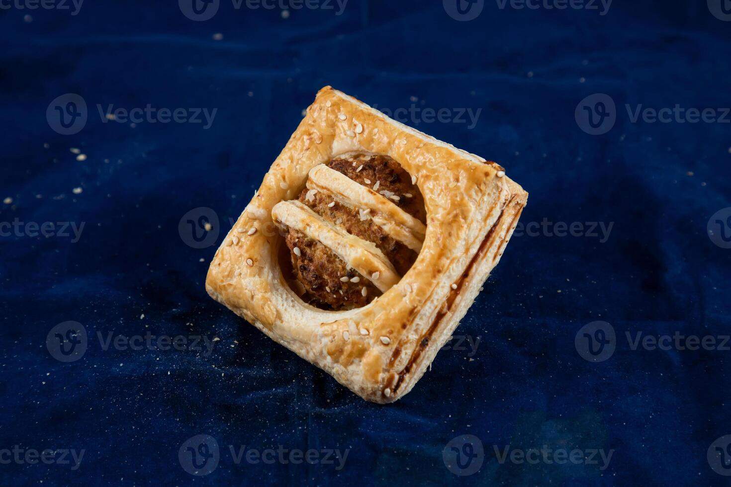 Hähnchen Krume Puff isoliert auf Blau Hintergrund Seite Aussicht von Bohnenkraut Snack Essen foto