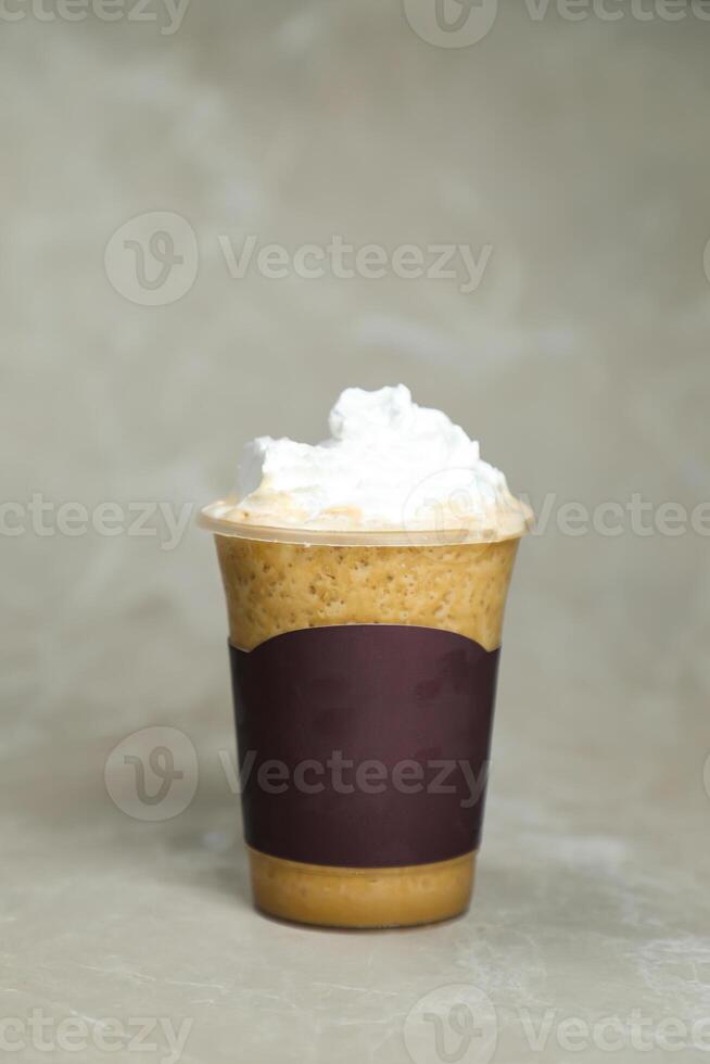 vereist vermischt Haselnuss Latté Kaffee serviert im Einweg Tasse isoliert auf grau Hintergrund oben Aussicht von Cafe Dessert foto