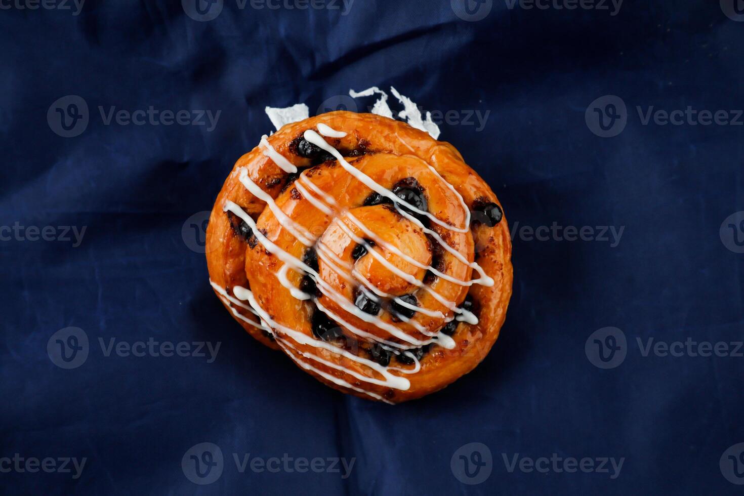 Schokolade rollen isoliert auf Blau Hintergrund oben Aussicht von Französisch Frühstück gebacken Essen Artikel foto