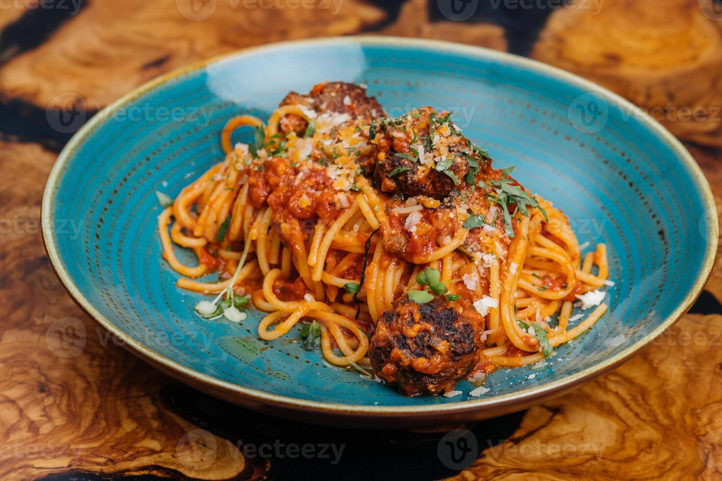 Spaghetti con Polpette Fleisch Bälle serviert im Teller isoliert auf Tabelle Seite Aussicht von Italienisch Fast Food foto