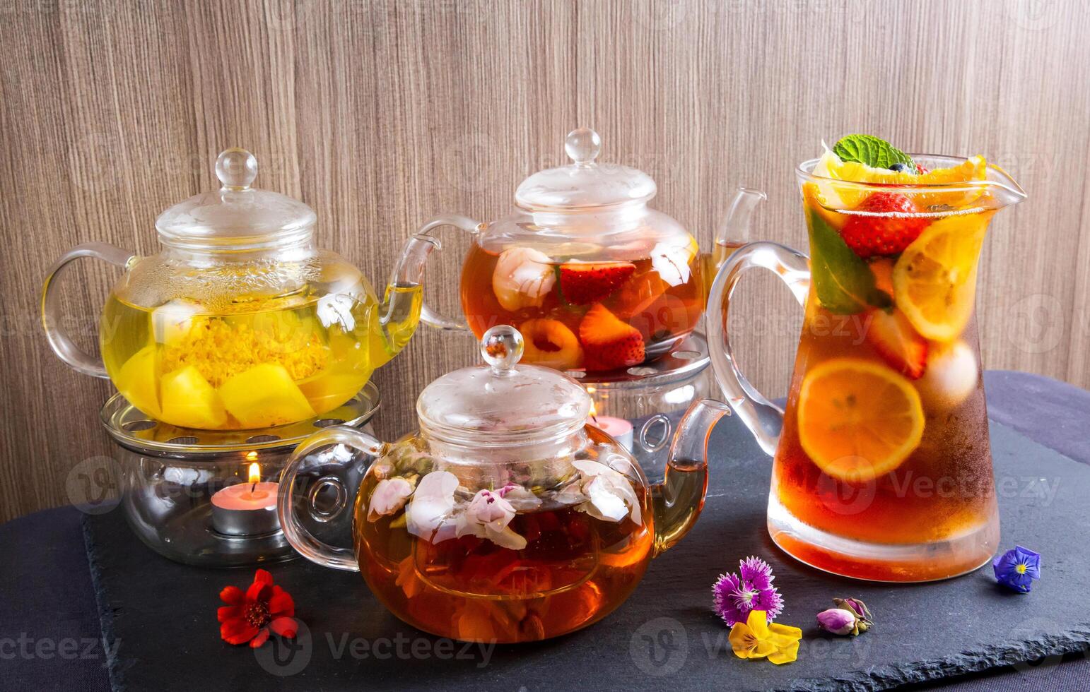Sortiment von duftend Tee oder Blume und Obst schwarz Tee serviert im Teekanne und Krug isoliert auf Tabelle Seite Aussicht von japanisch Getränke trinken foto