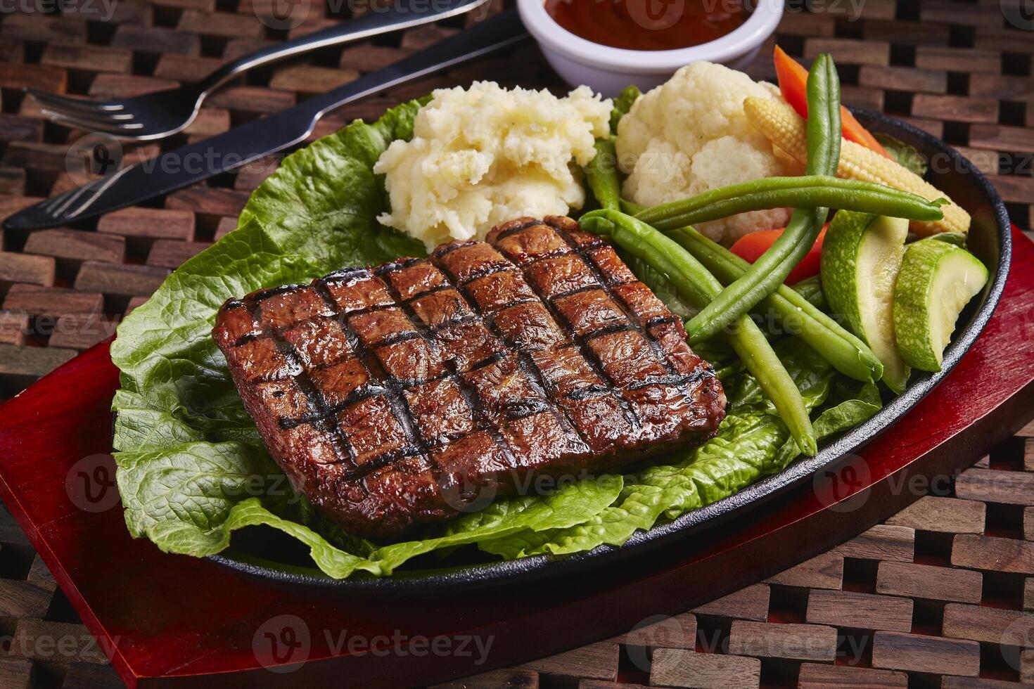 Grill Rindfleisch Steak mit Salat und Soße serviert im Gericht isoliert auf Tabelle Seite Aussicht von Mitte Osten Essen foto