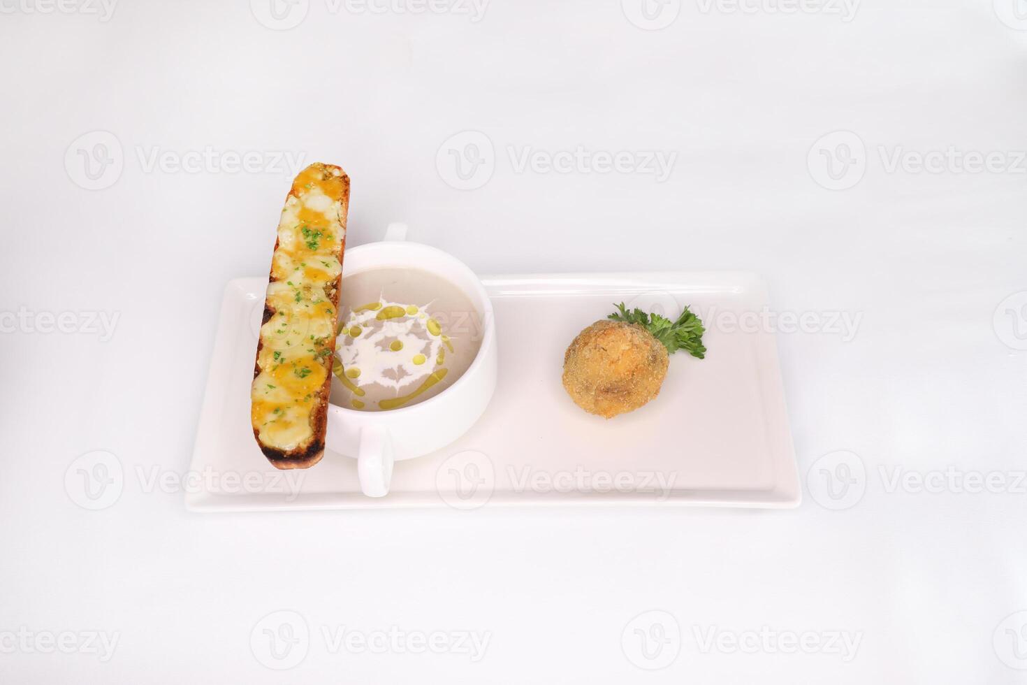 Pilz Suppe mit Knoblauch Brot serviert im Gericht isoliert auf Hintergrund Seite Aussicht von arabisch Essen foto