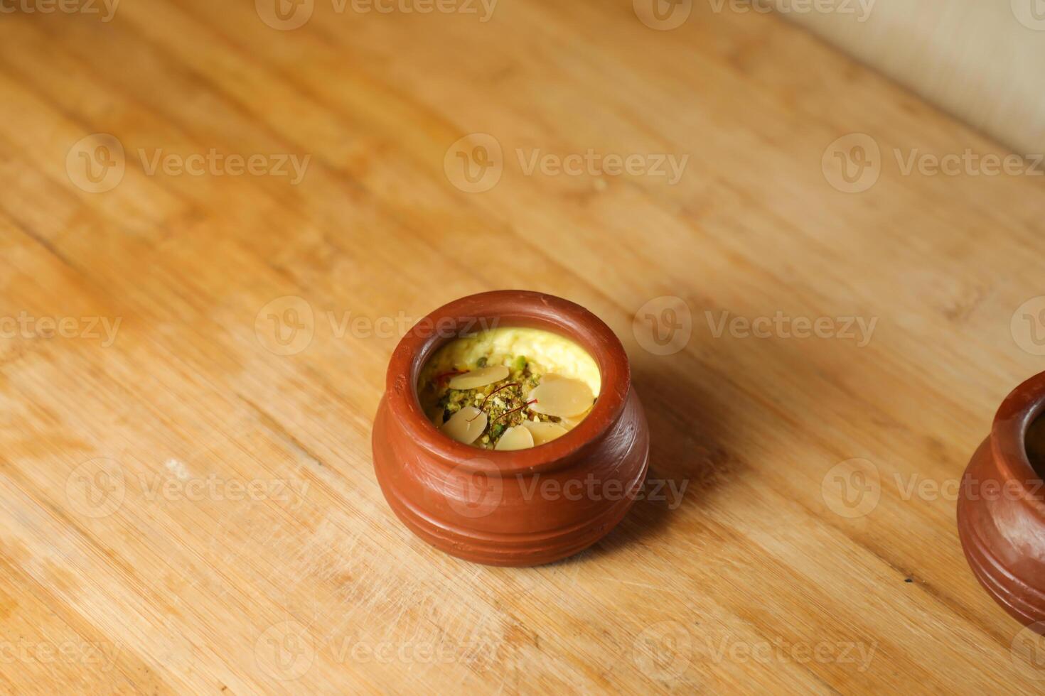 firni, phirni anf kheer mit Nüsse serviert im Topf isoliert auf Matte oben Aussicht von indisch, Bangali und pakistanisch Dessert Mithai foto