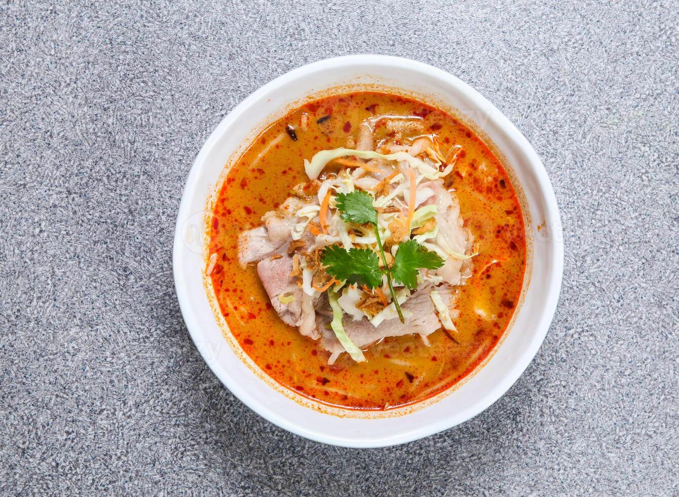 thailändisch Reis Nudel im Laksa Suppe mit Rindfleisch serviert im Schüssel isoliert auf grau Hintergrund oben Aussicht von Hong kong Essen foto