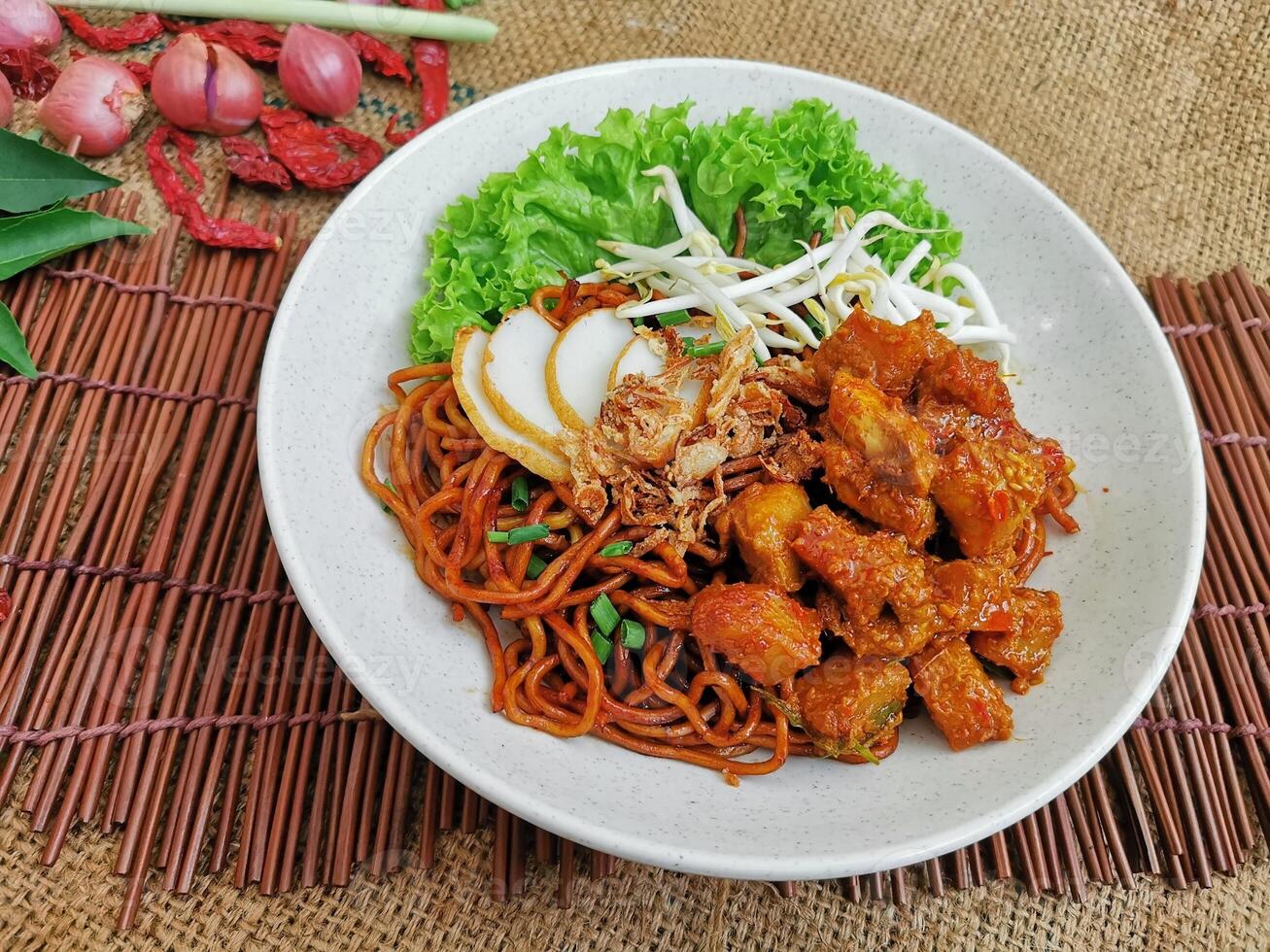 Hähnchen Curry trocken Nudel serviert Gericht isoliert auf Tabelle oben Aussicht von thailändisch Essen foto