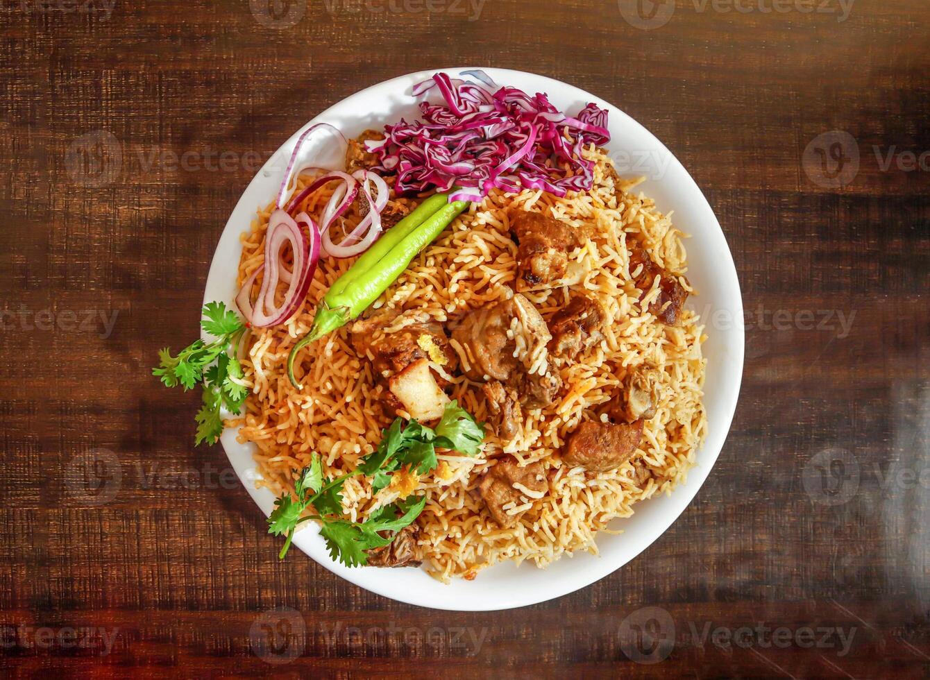 Bann Rindfleisch pulao Reis mit Salat serviert im Teller isoliert hölzern Hintergrund oben Aussicht indisch Gewürze und pakistanisch Essen foto