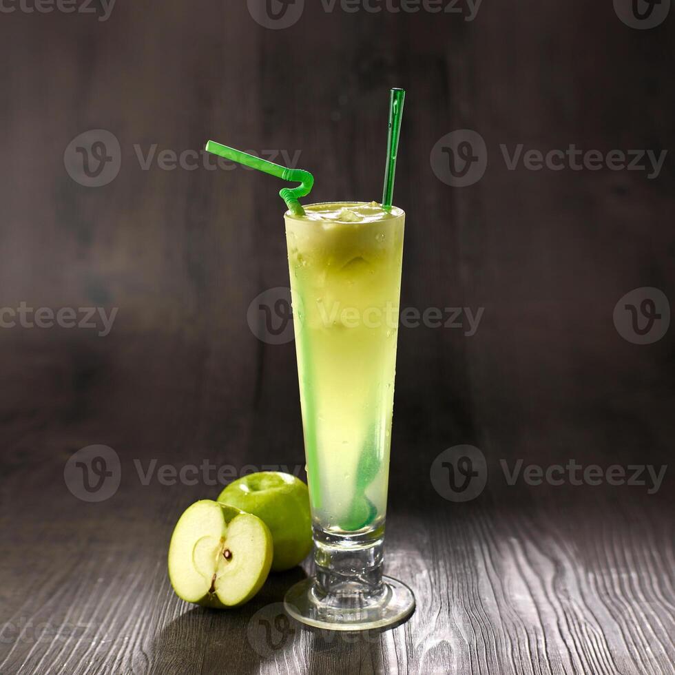 Apfel Saft mit Stroh serviert im Glas isoliert auf Tabelle Seite Aussicht gesund Morgen trinken foto