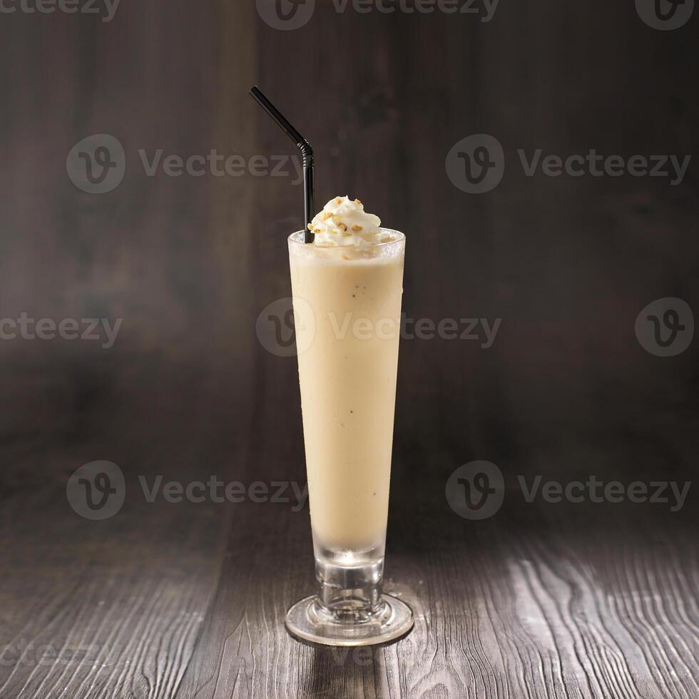 Vanille Milchshake mit Stroh serviert im Glas isoliert auf Tabelle Seite Aussicht gesund Morgen trinken foto