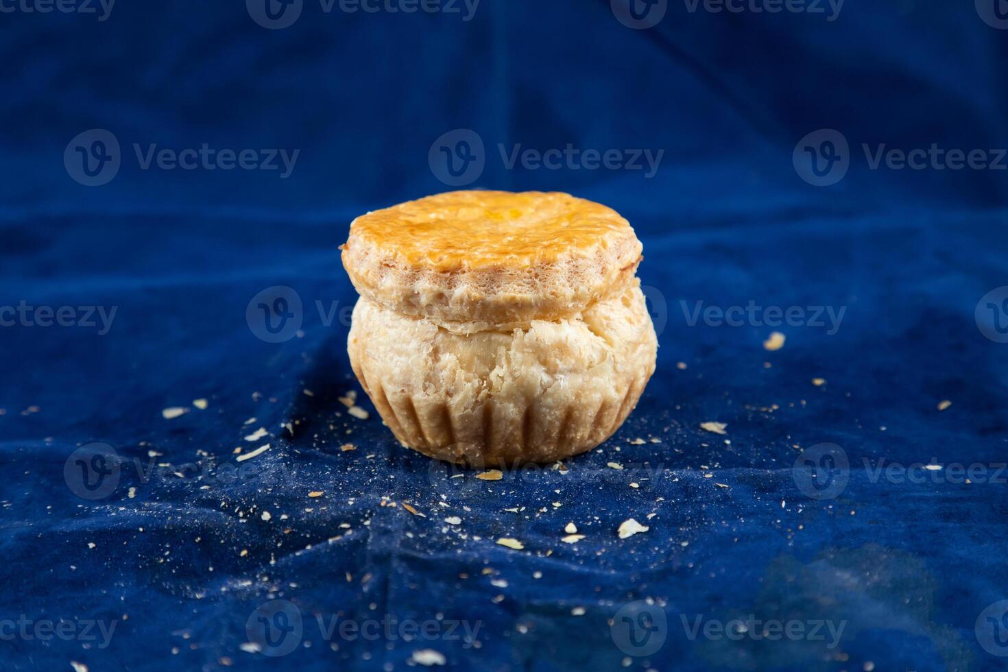 Hähnchen Pastetchen isoliert auf Blau Hintergrund Seite Aussicht von Bohnenkraut Snack Essen foto