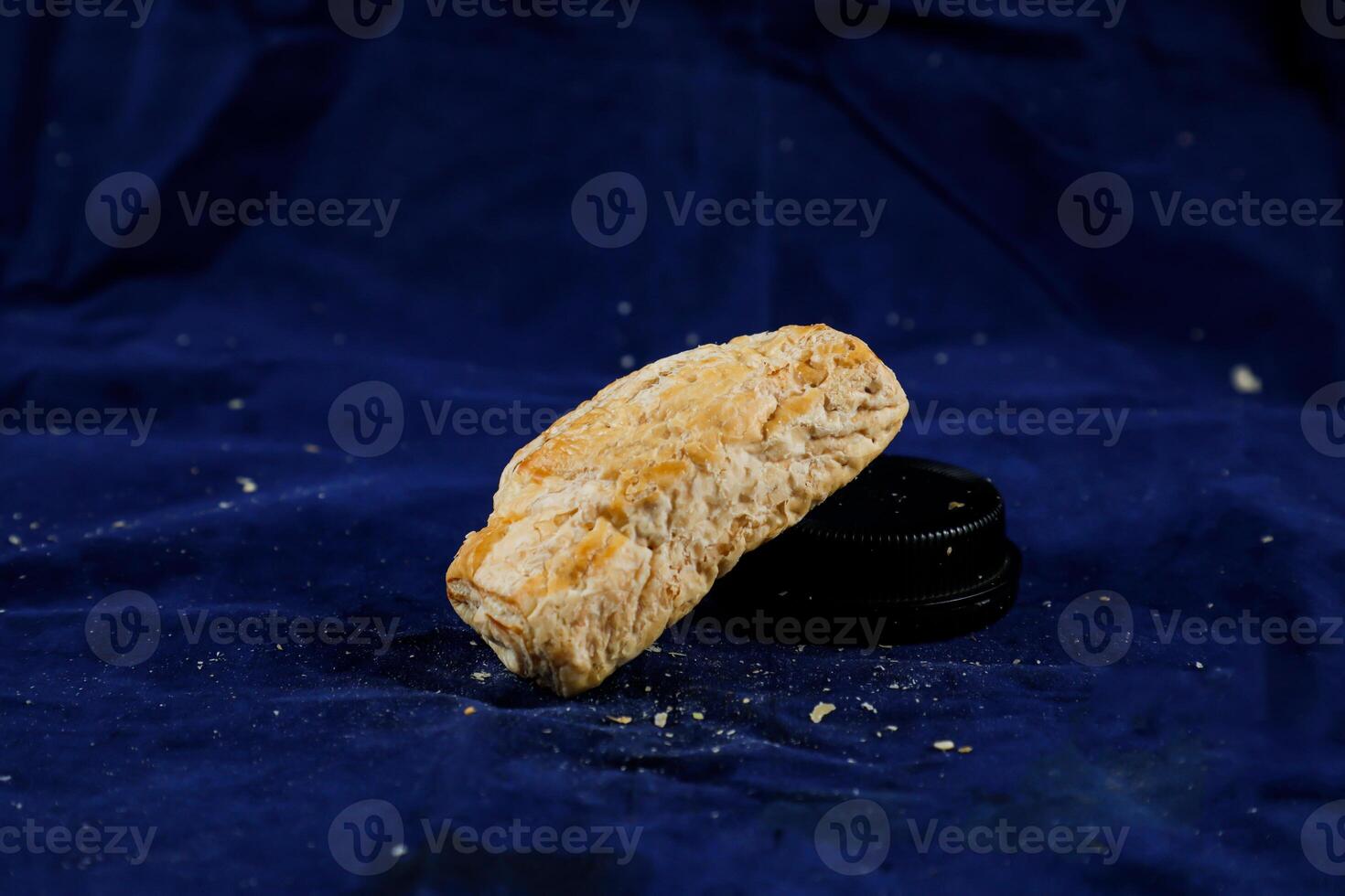 Mini Würstchen Puff isoliert auf Blau Hintergrund Seite Aussicht von Bohnenkraut Snack Essen foto