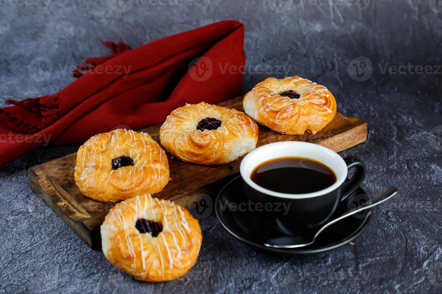 Blaubeere Pudding dänisch serviert auf hölzern Tafel mit Tasse von schwarz Kaffee isoliert auf Serviette Seite Aussicht von Französisch Frühstück gebacken Essen Artikel auf grau Hintergrund foto