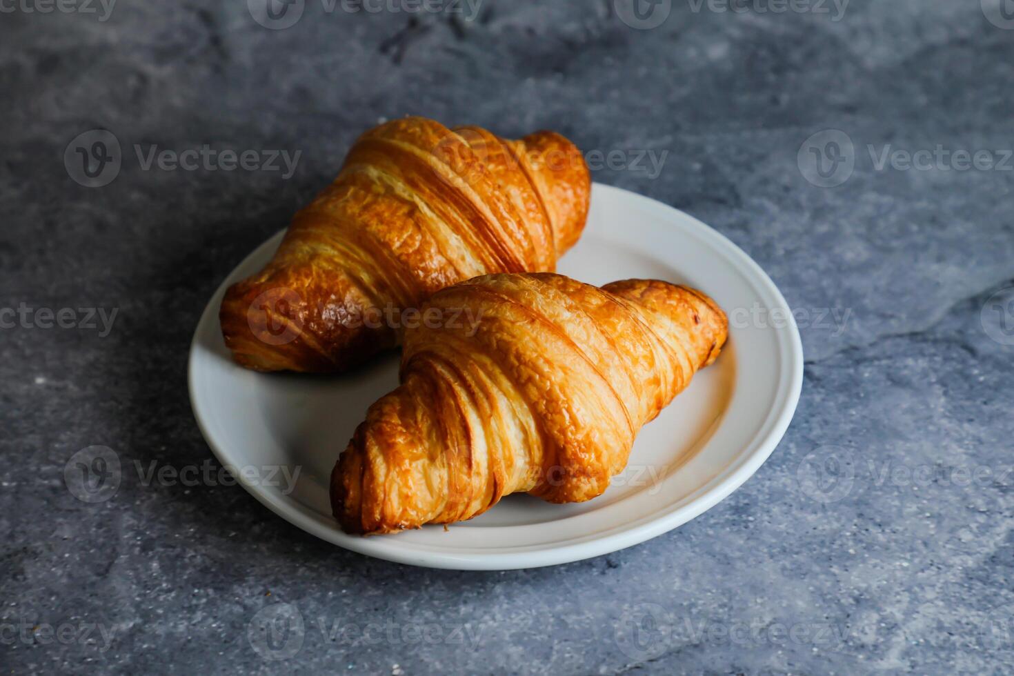 einfach Croissant serviert im Teller isoliert auf grau Hintergrund Seite Aussicht von Französisch Frühstück gebacken Essen Artikel foto