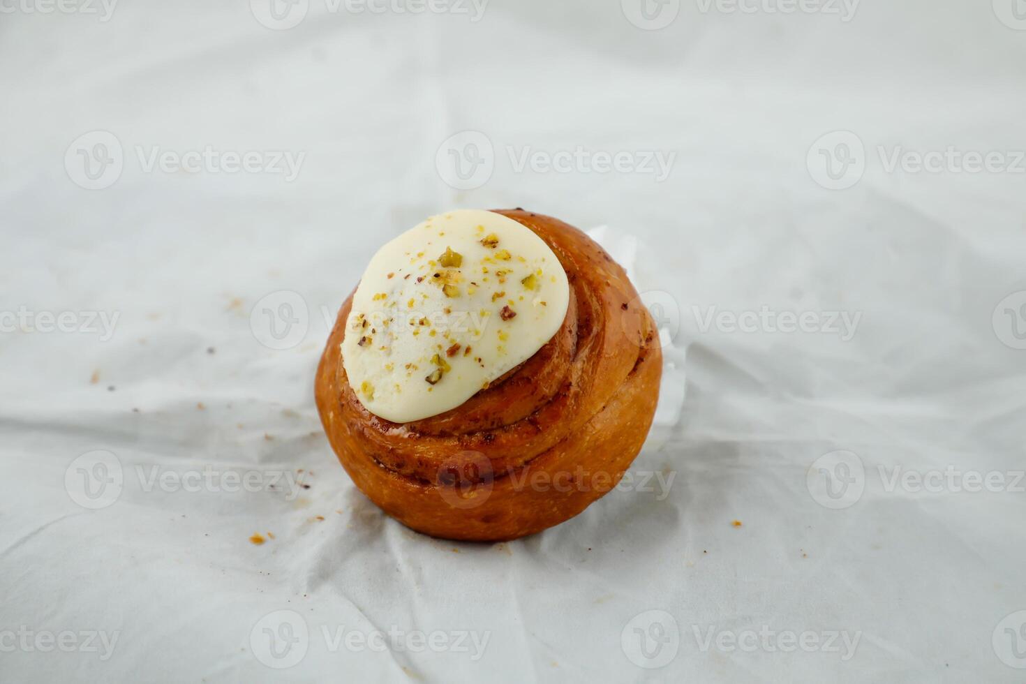 Zimt rollen isoliert auf grau Hintergrund Seite Aussicht von Französisch Frühstück gebacken Essen Artikel foto