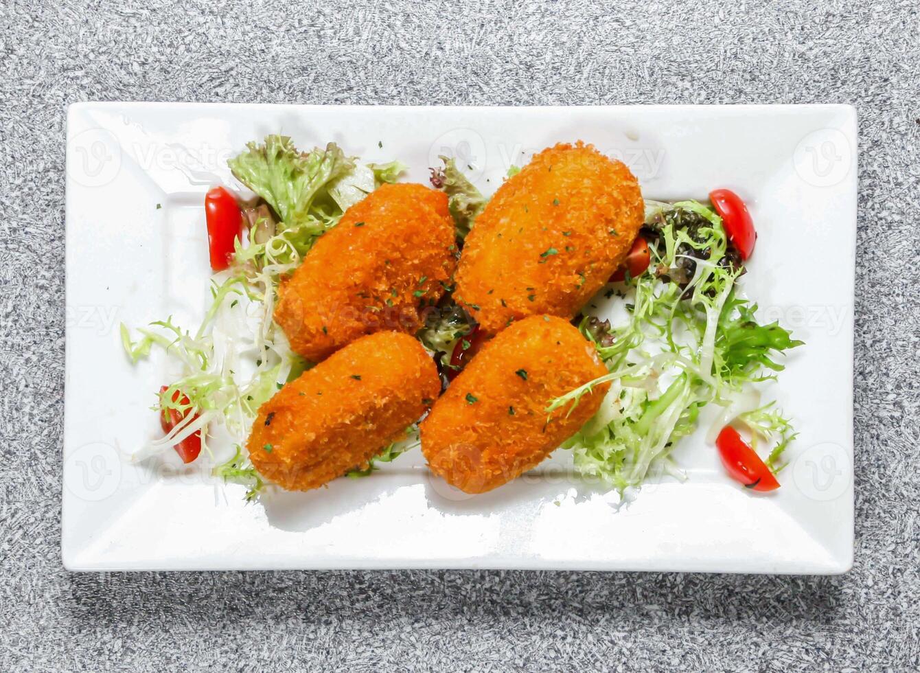 Käse Sahne Krabbe Kuchen mit Tomate und Kohl Salat serviert im Gericht isoliert auf Hintergrund oben Aussicht von Hong kong Essen foto