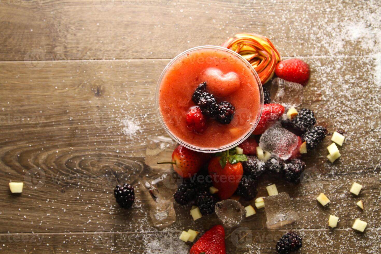 frisch Erdbeere und Maulbeere Saft serviert im Einweg Glas isoliert auf Tabelle oben Aussicht von gesund Morgen Sommer- Früchte Saft trinken foto
