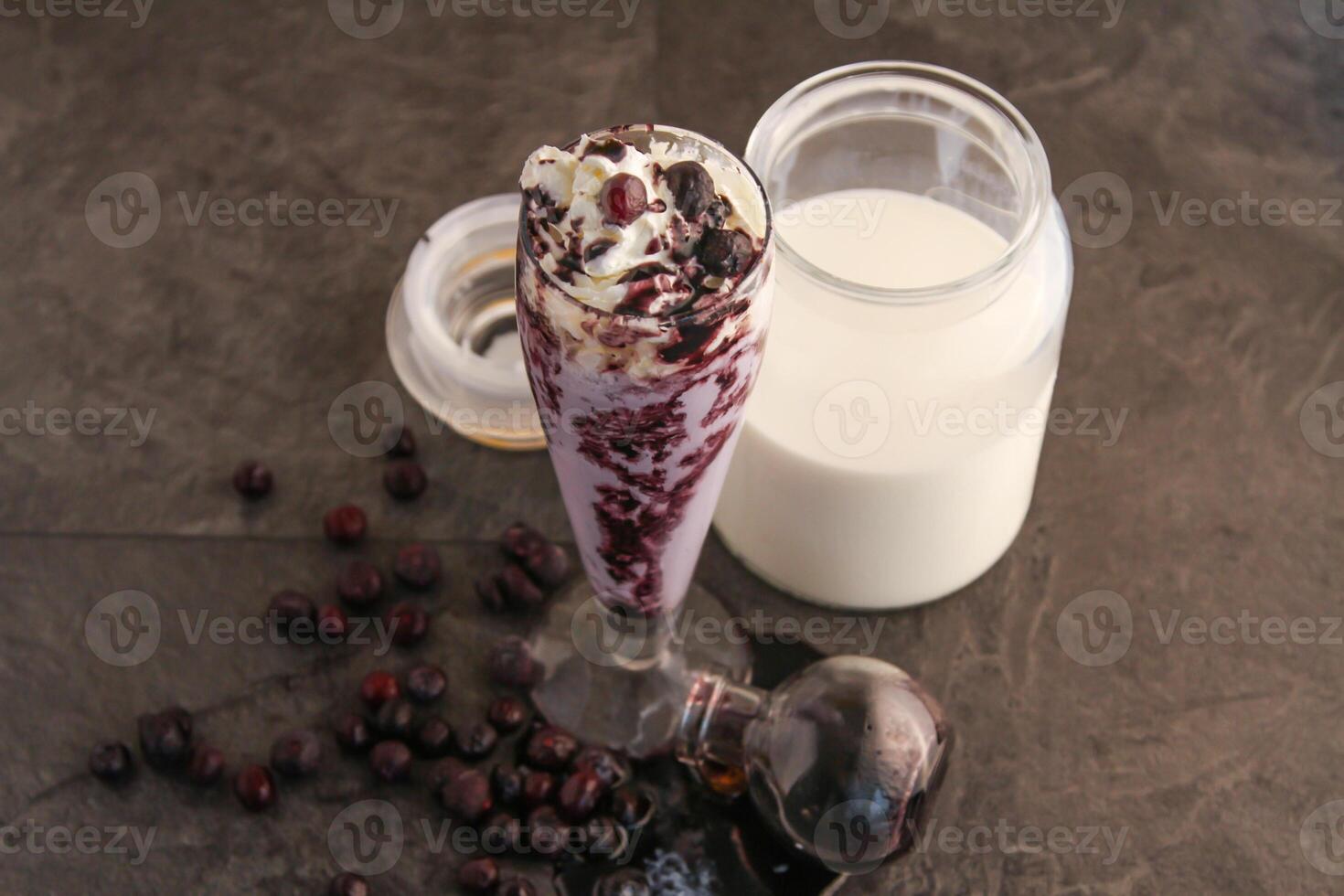 Blaubeere Vanille Eis Sahne Schokolade Shake serviert im Glas isoliert auf Tabelle Seite Aussicht von gesund trinken foto