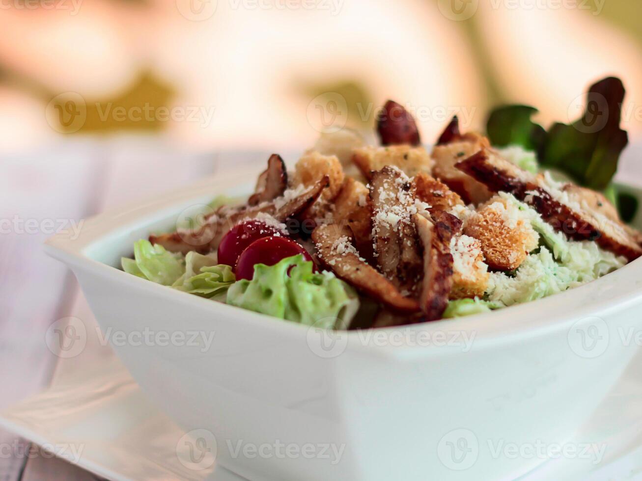 Hähnchen Caesar Salat mit Grüner Salat Blatt serviert im Gericht isoliert auf Tabelle Nahansicht oben Aussicht von gesund organisch Essen foto