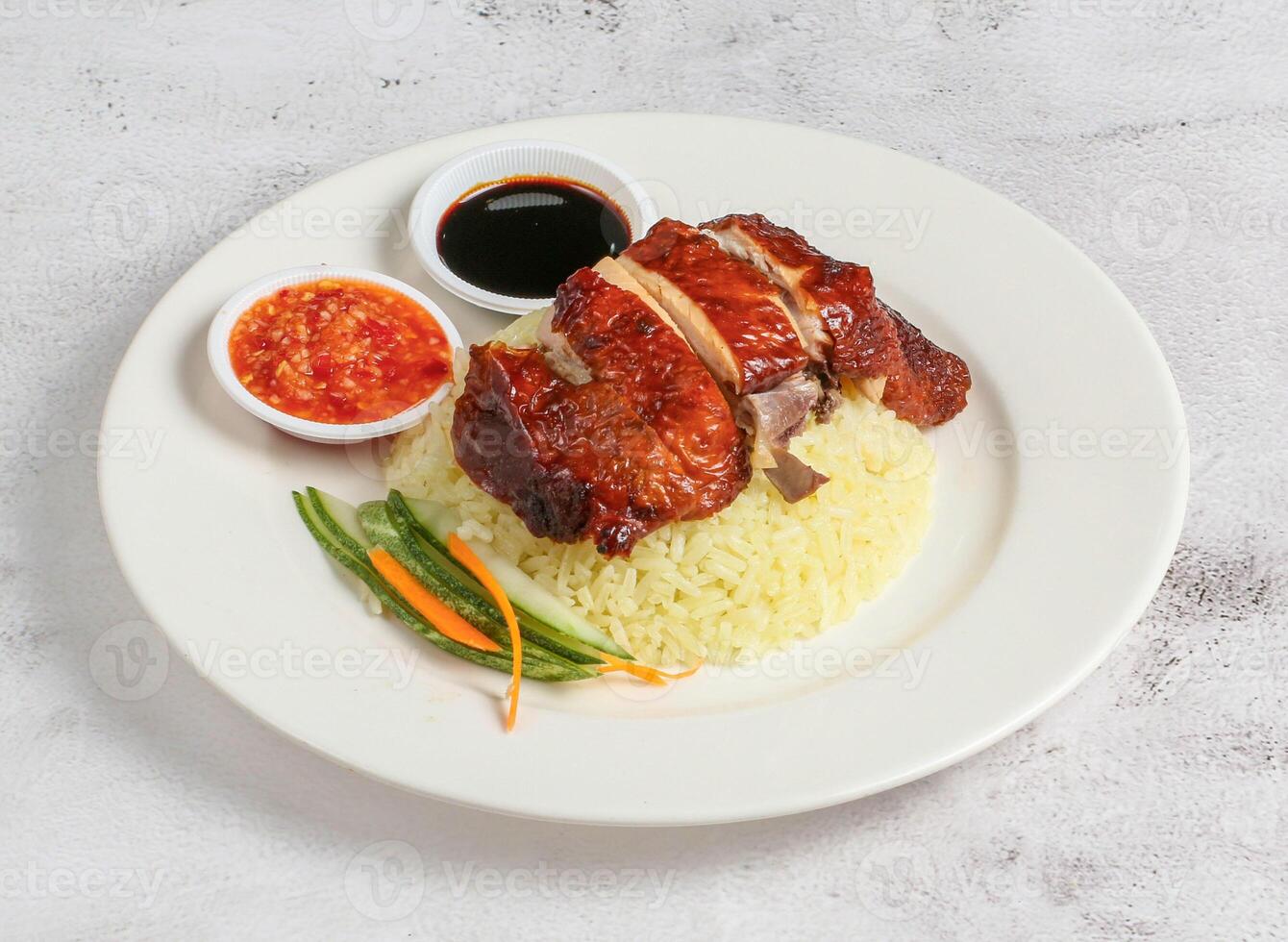 geröstet Hähnchen Reis mit Chili und Soja Soße serviert im Gericht isoliert auf Banane Blatt oben Aussicht von Singapur Essen foto