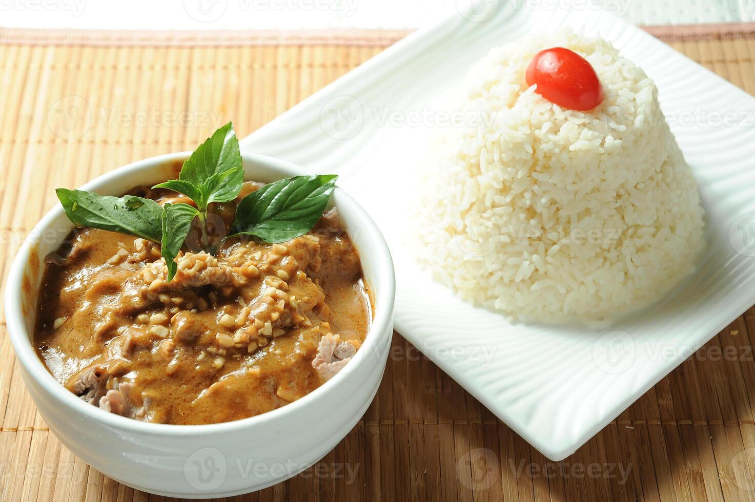 Satay Rindfleisch Reis serviert im Gericht isoliert auf Tabelle oben Aussicht von Mahlzeit foto