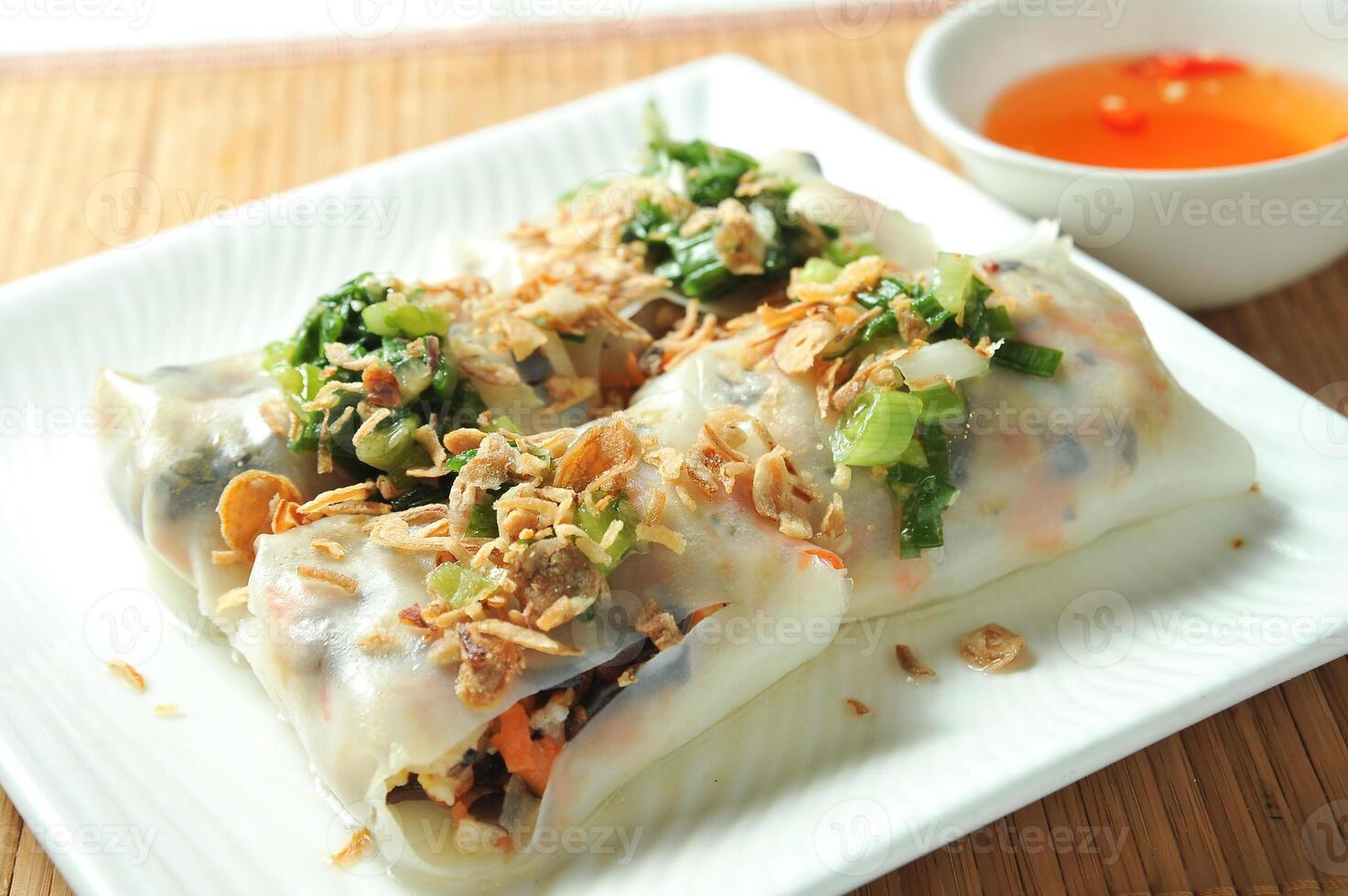 Vietnamesisch Dampf Rollen mit Chili Soße serviert im Gericht isoliert von Tabelle oben Aussicht schnell Essen Snacks foto