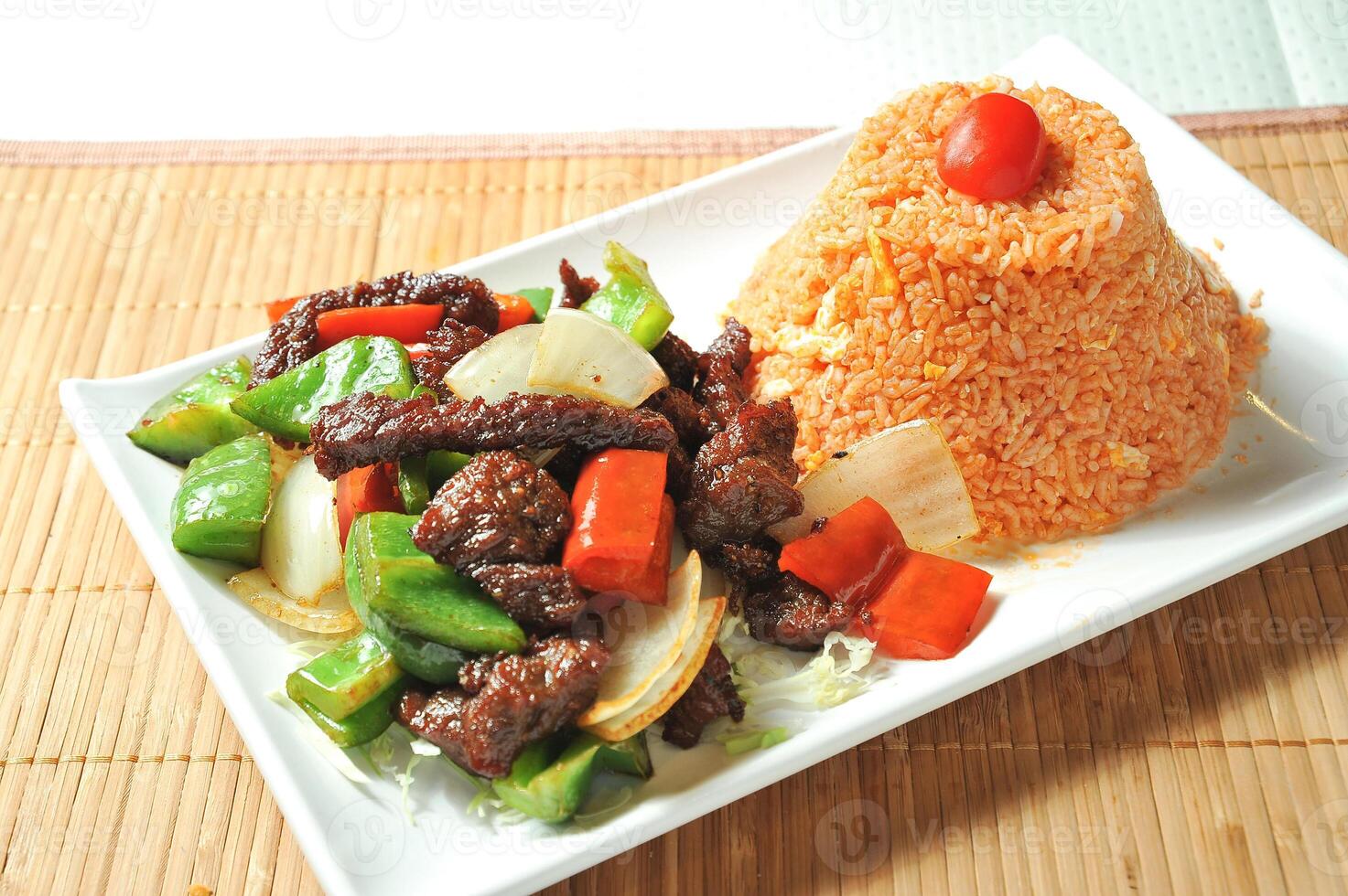 Französisch Rindfleisch Filet rot Reis serviert im Gericht isoliert auf Tabelle oben Aussicht von Mahlzeit foto