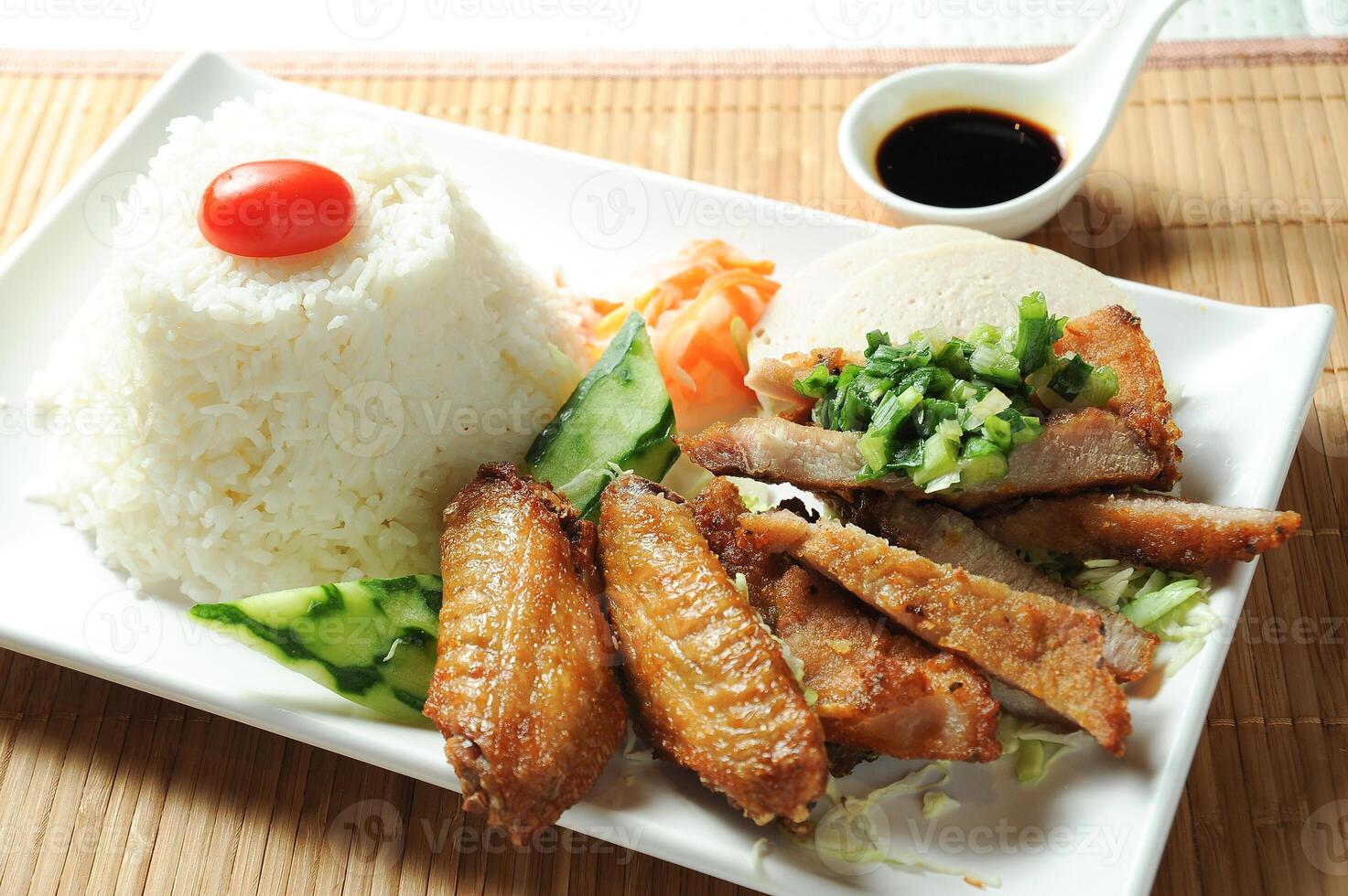 Vietnamesisch sambo Reis mit Soße serviert im Gericht isoliert auf Tabelle oben Aussicht von Mahlzeit foto