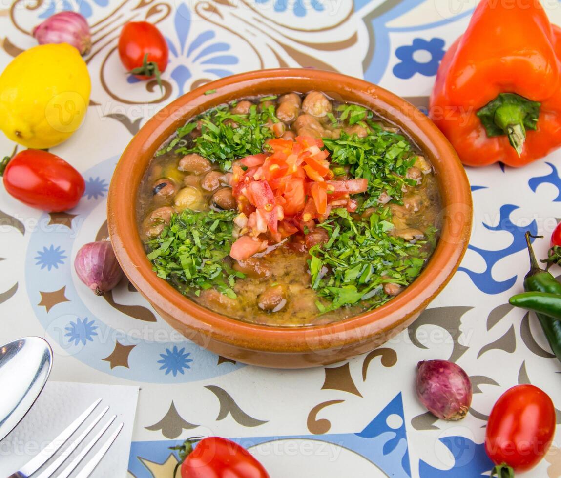 Fachara voll mit Tomate, Koriander und Zwiebel serviert im Gericht isoliert auf Tabelle oben Aussicht von Arabisch Essen foto