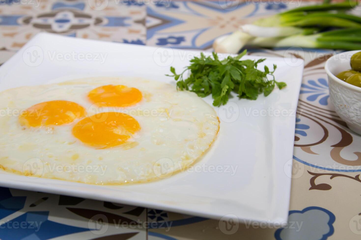 gebraten Eier sonnig Seite oben Ei serviert im Gericht isoliert auf Tabelle oben Aussicht von Arabisch Essen foto