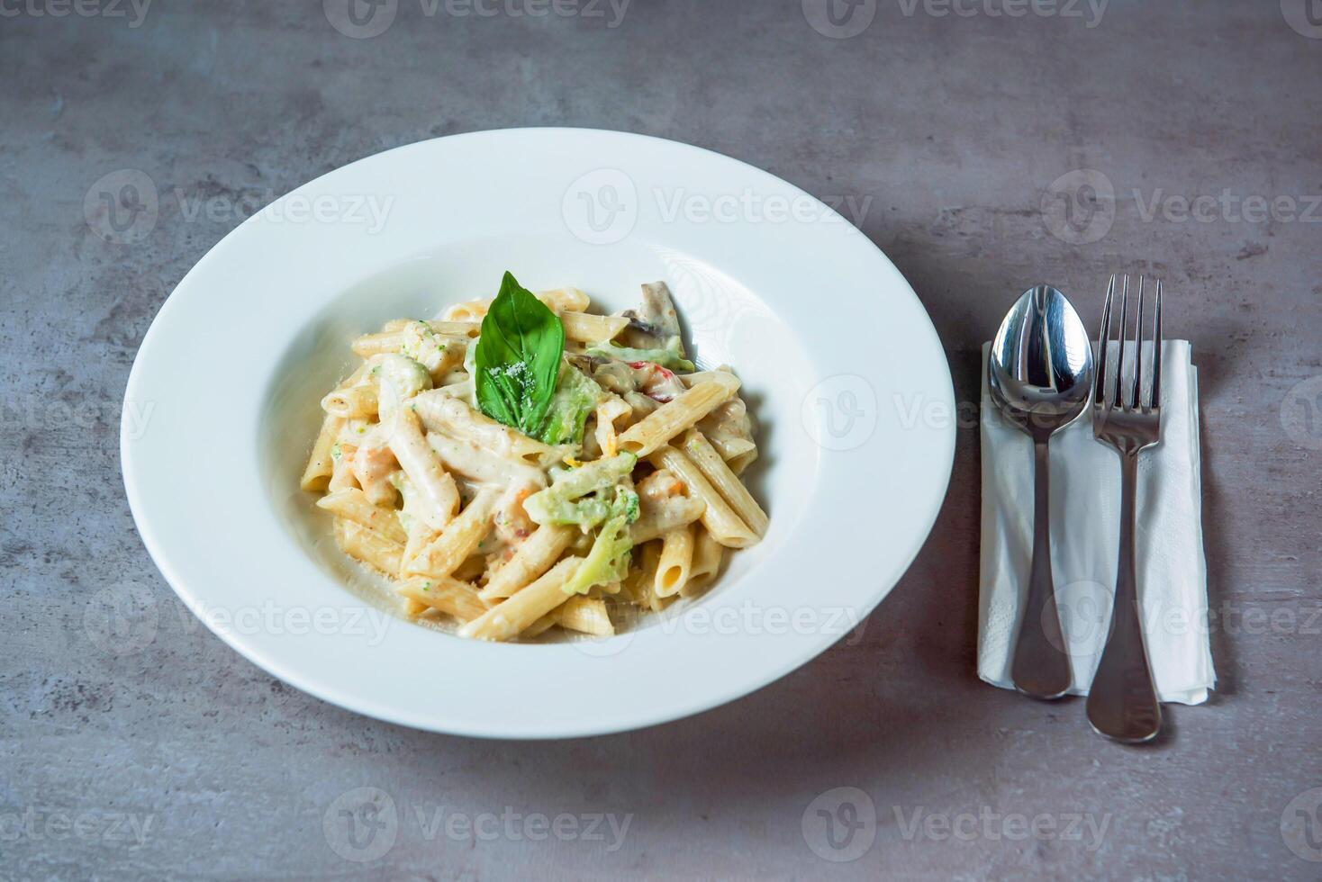 Vegetarier Pasta mit Löffel serviert im Gericht isoliert auf grau Hintergrund oben Aussicht von Bahrain Essen foto