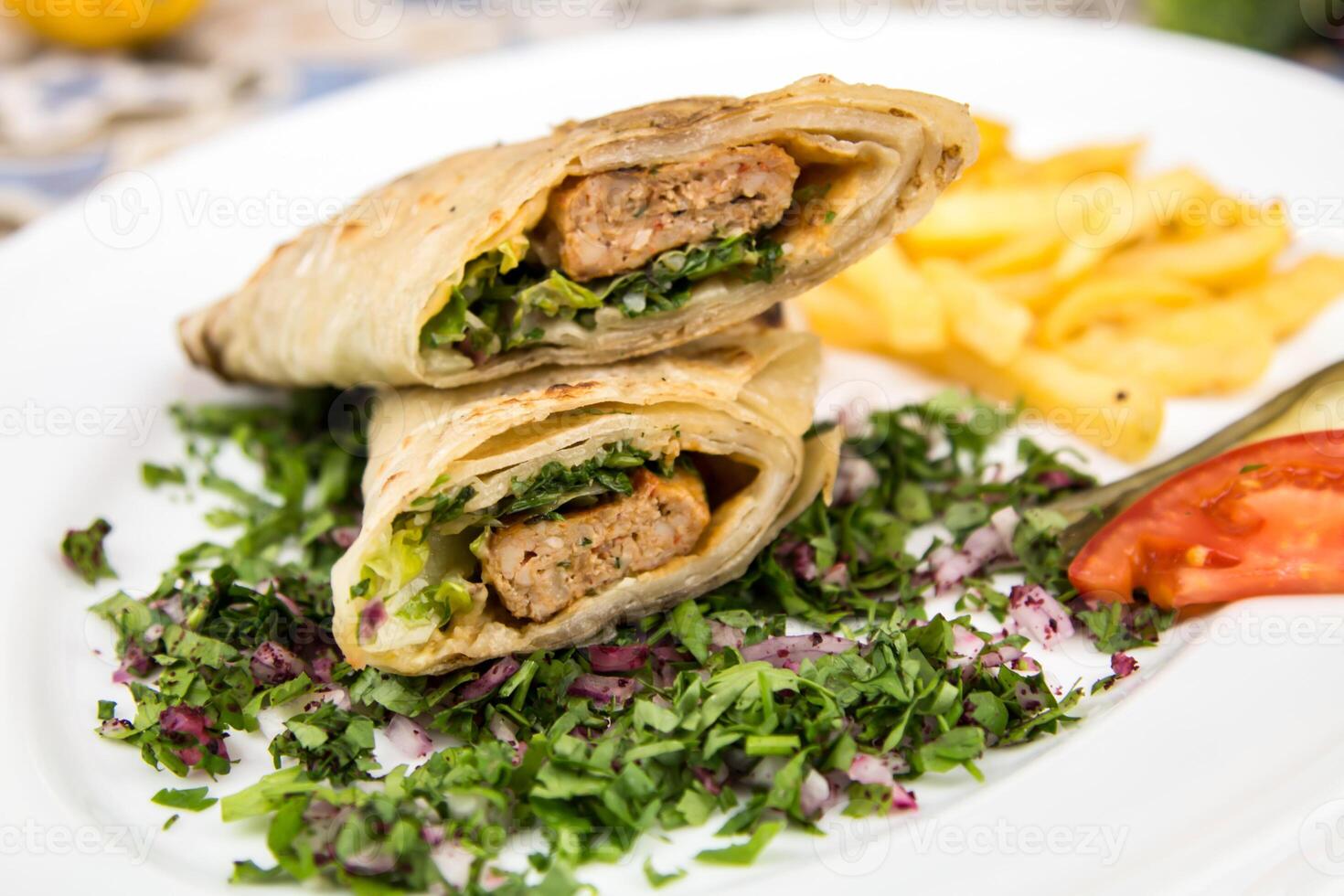 Hähnchen Kabab Sandwich Döner wickeln gefüllt mit Tomate und Zwiebel serviert im Gericht isoliert auf Tabelle oben Aussicht von Arabisch Essen foto